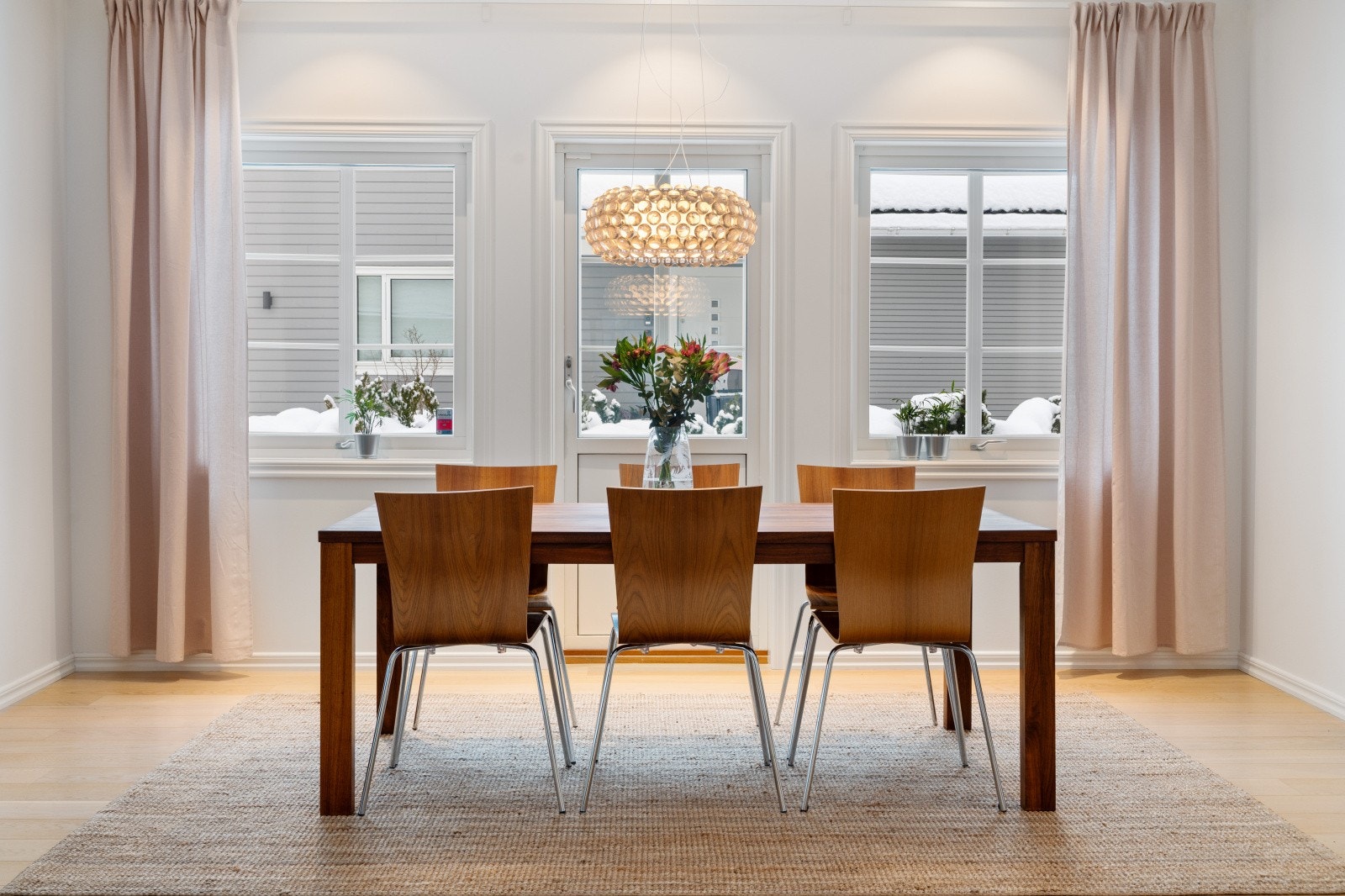 Fra spisestuen er det utgang til terrasse og den koselige hagen. Galleribilde