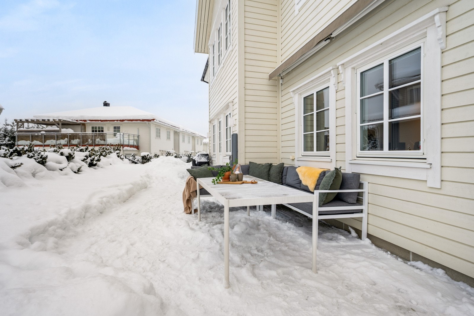 Fra boligens 1.etasje er det utgang til terrasse hvor gode solforhold kan nytes. Galleribilde