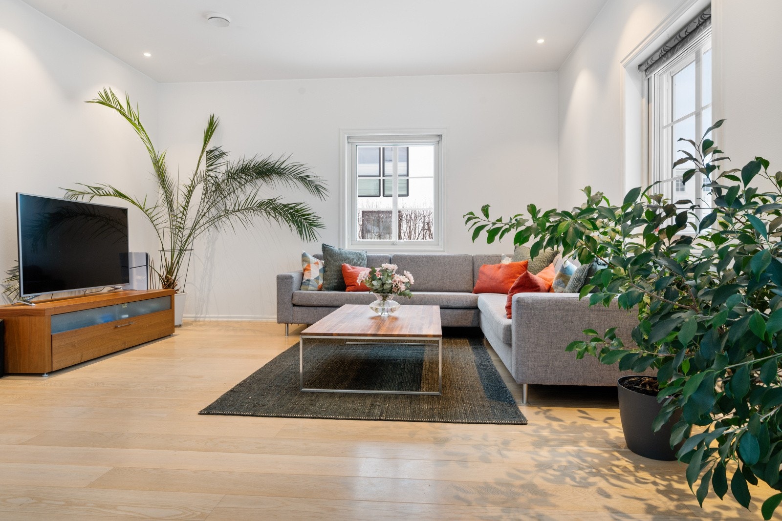 En koselig krok som rommer en stor sofa. Galleribilde