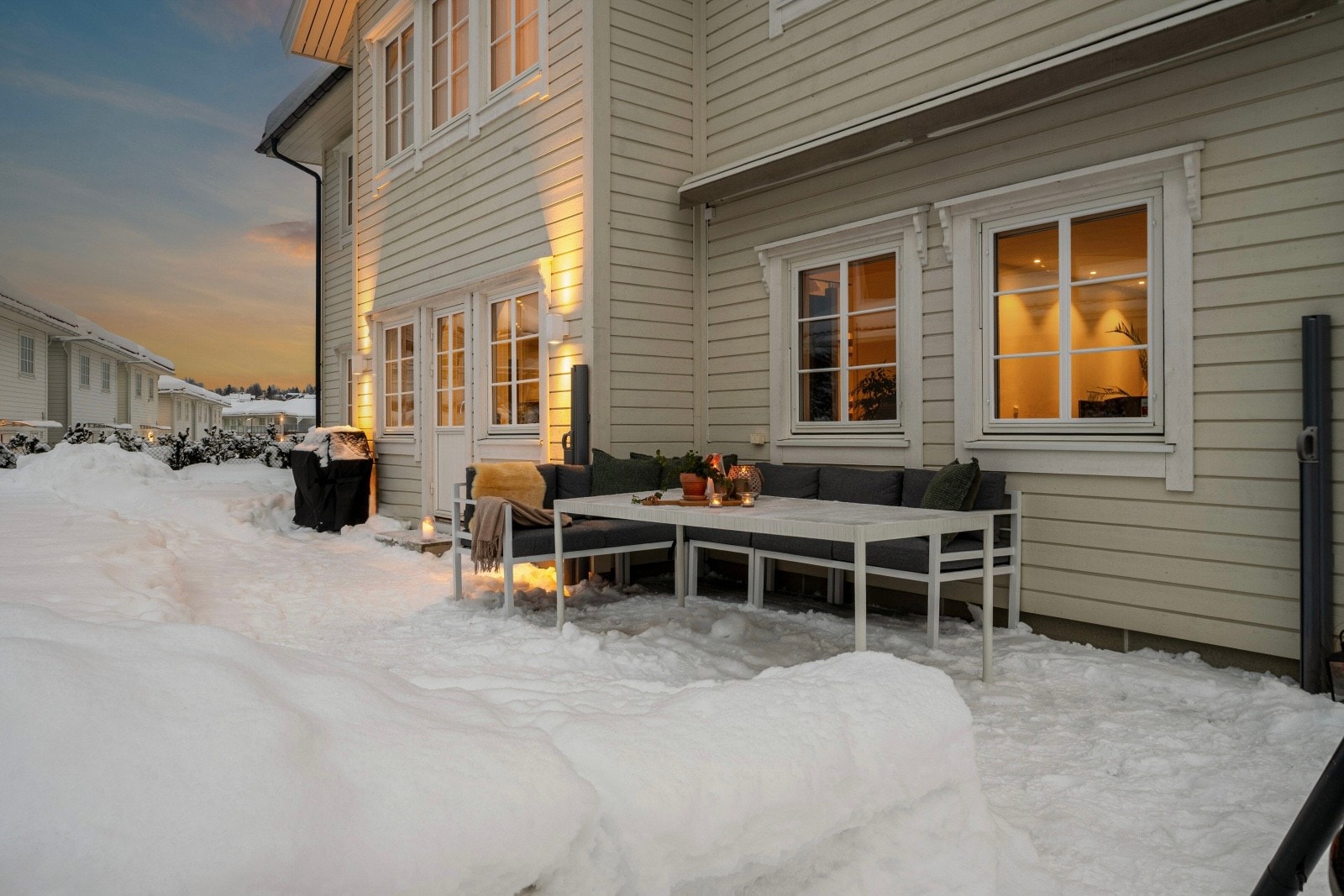 Boligen har flott belysning utendørs. Galleribilde