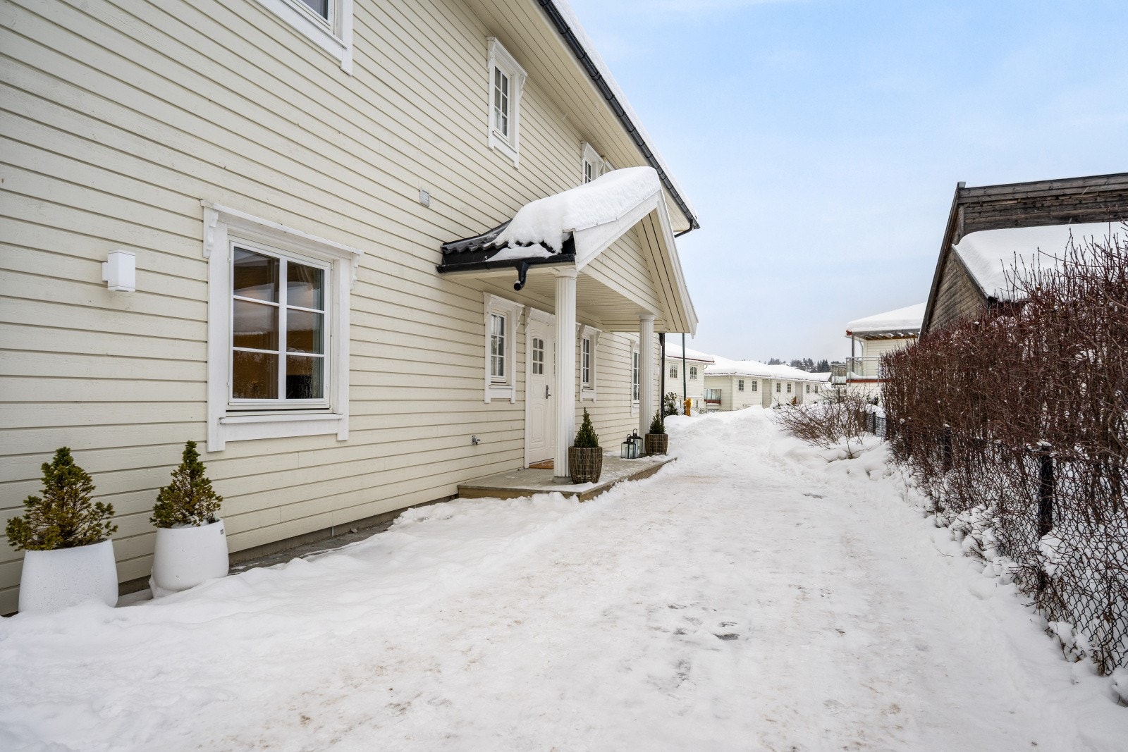 Boligen har ett hyggelig inngangsparti som gir ett godt førsteinntrykk. Det er belegningsstein rett utenfor og asfaltert oppkjørsel. Galleribilde