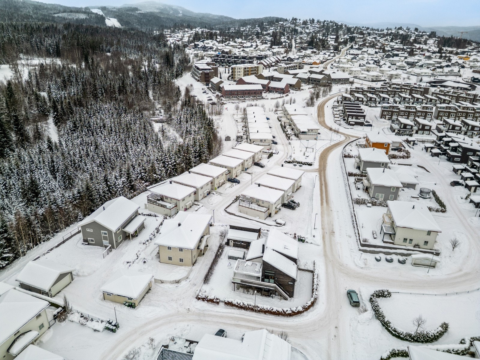 Boligen ligger nære buss, tog, marka og også Bunnpris ved togstasjonen. Galleribilde