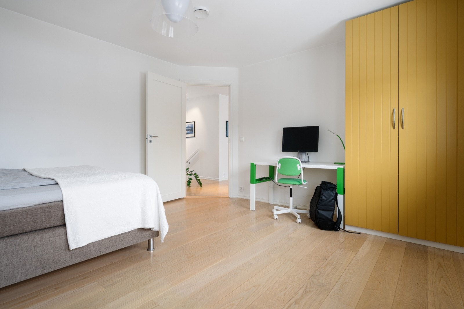 Rommet er praktisk innredet med seng, garderobeløsning og kontor. Galleribilde