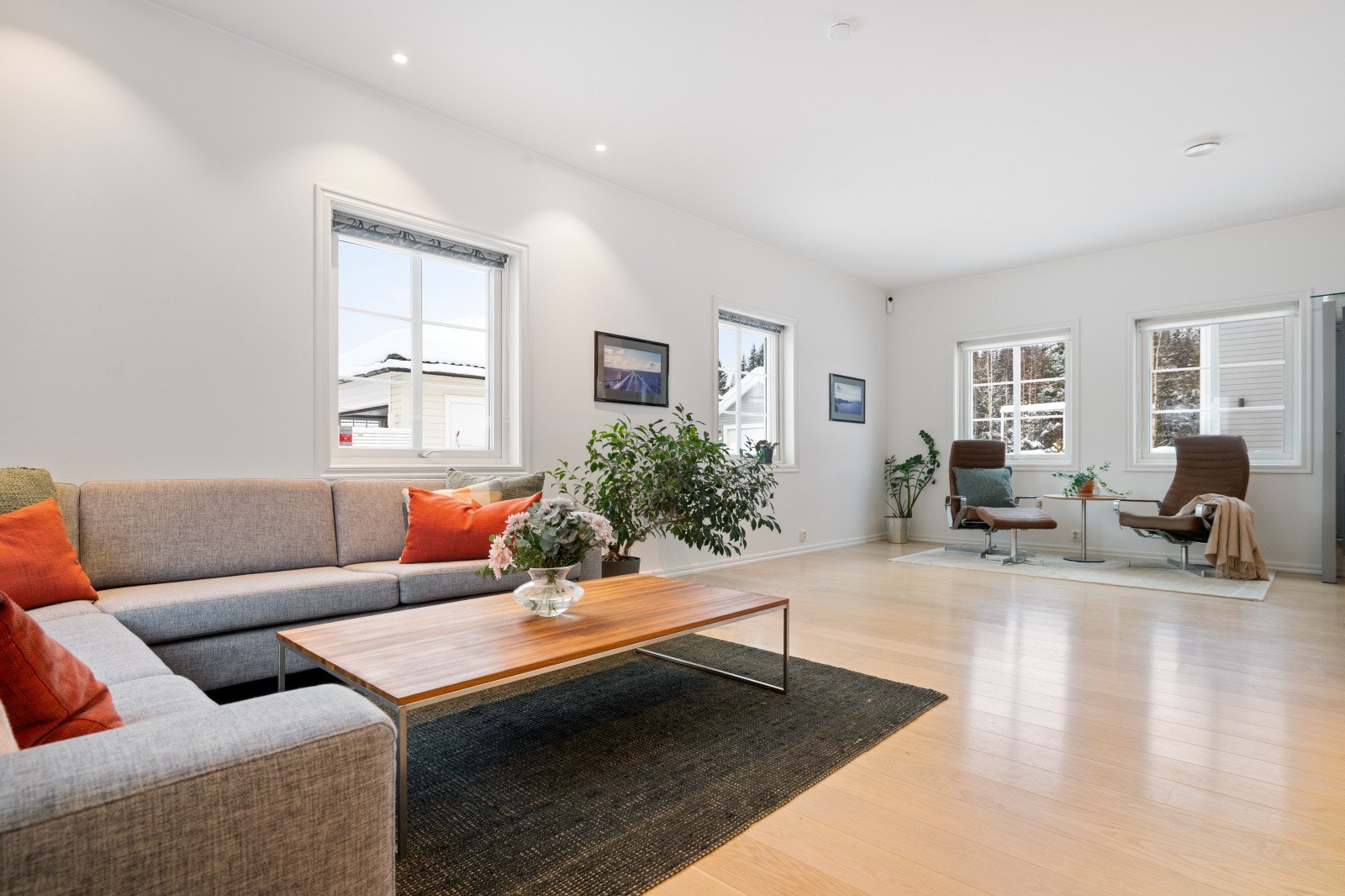 Boligen har flere vinduer som slipper inn rikelig med dagslys og gir en god atmosfære. Galleribilde