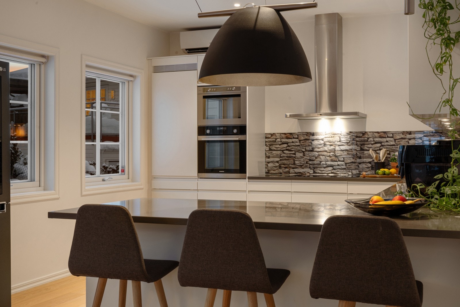 Et fint sted for alle i familien og spise kveldsmat eller nyte ett glas vin mens middagen lages. Galleribilde