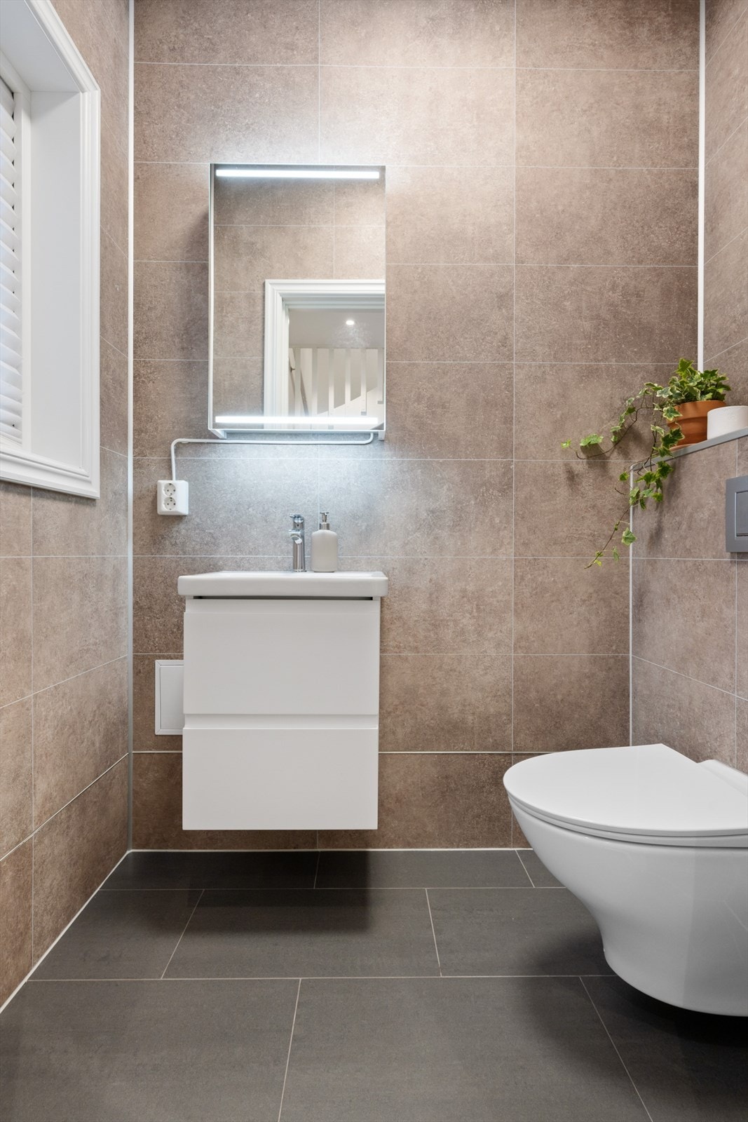 I boligens 1.etasje er det eget separat totallrom, veldig praktisk for barnefamilier. Galleribilde