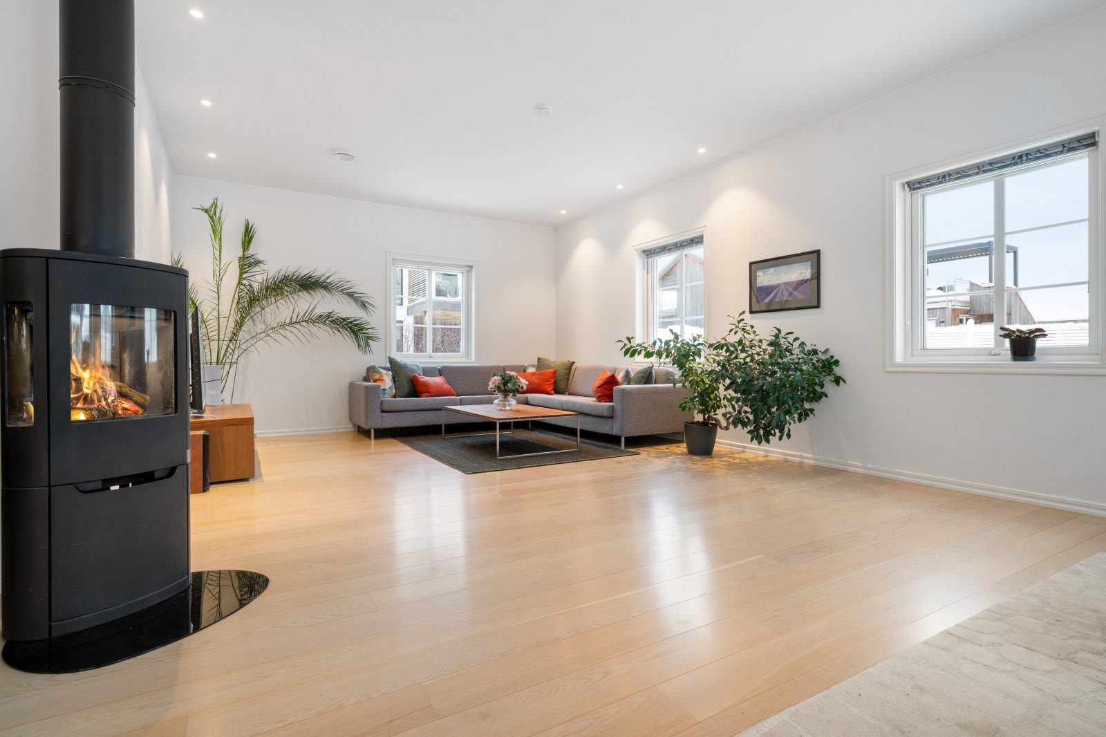 Stuen er holdt i lyse farger og oppleves luftig. Galleribilde