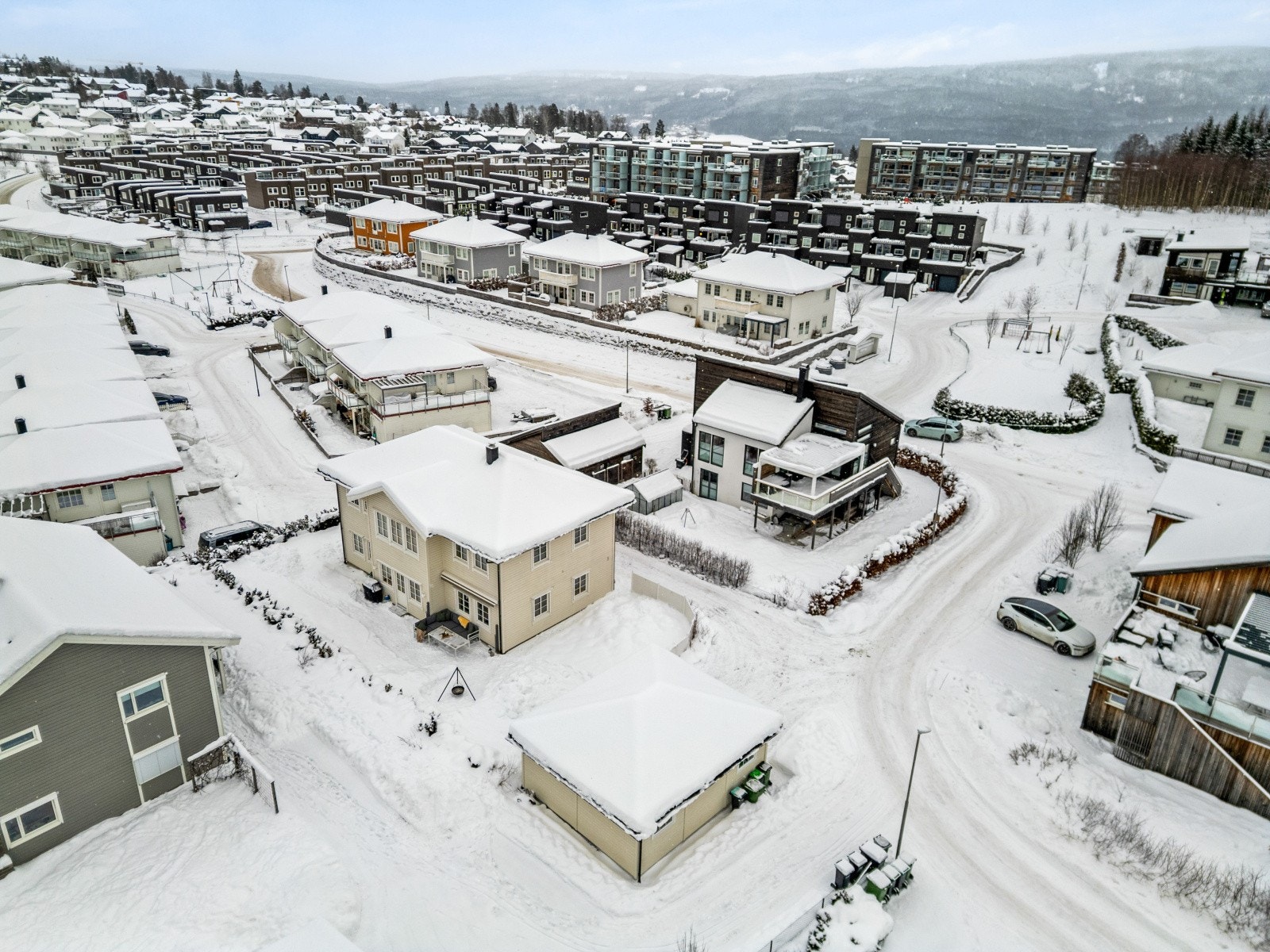 Herskapelig og innholdsrik eiendom med asfaltert oppkjørsel og belegningsstein. Galleribilde