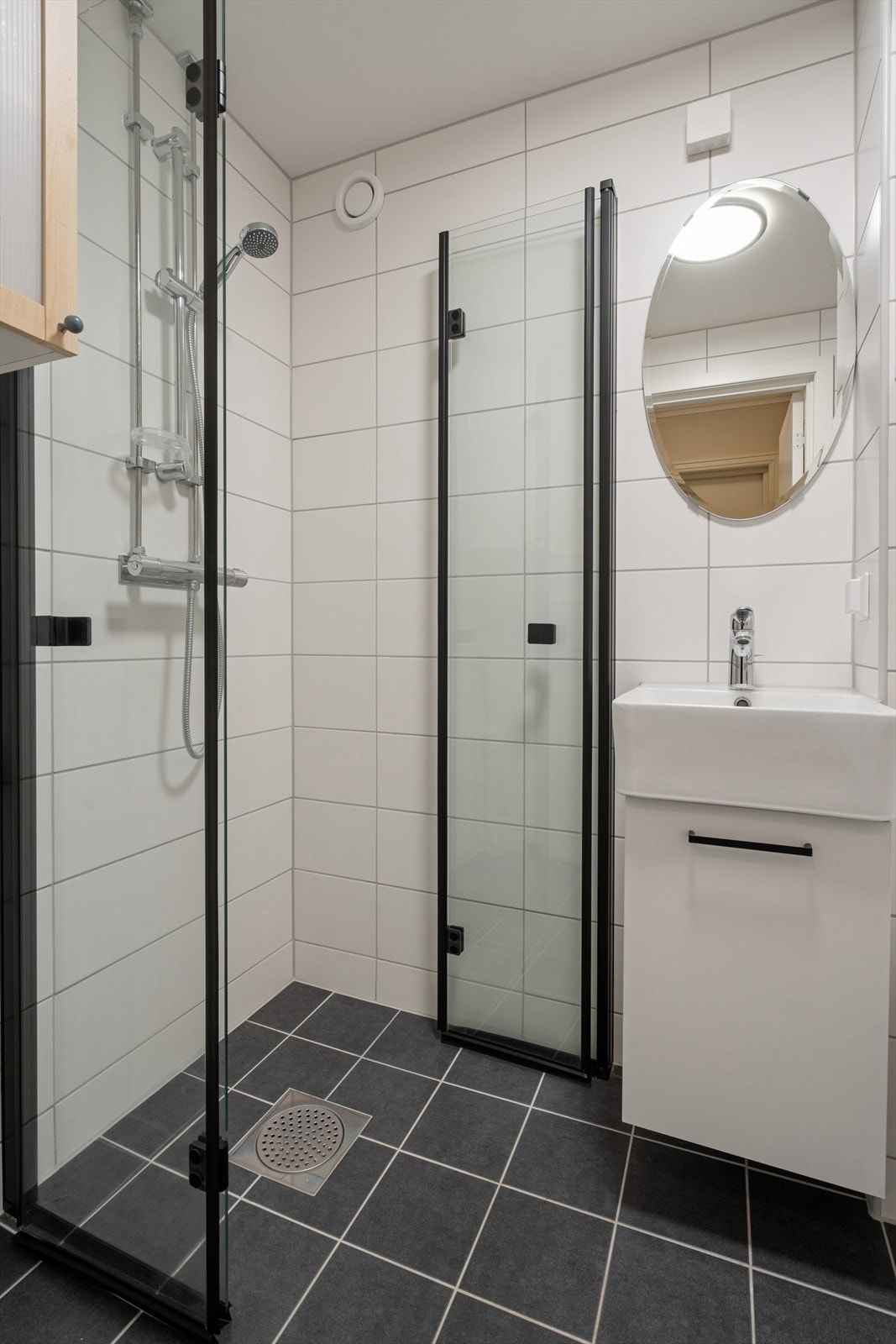 For økt komfort er det varmekabler i gulvet, og rørsystemet er oppgradert til rør-i-rør. Galleribilde