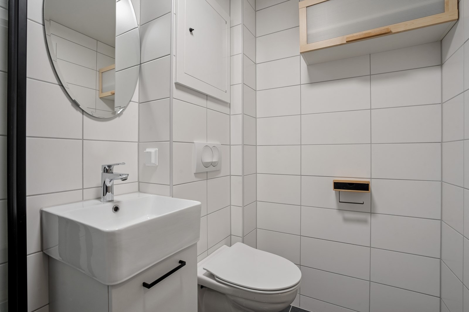 Moderne innredning med vegghengt toalett, skjult sisterne og installert Waterguard. Galleribilde