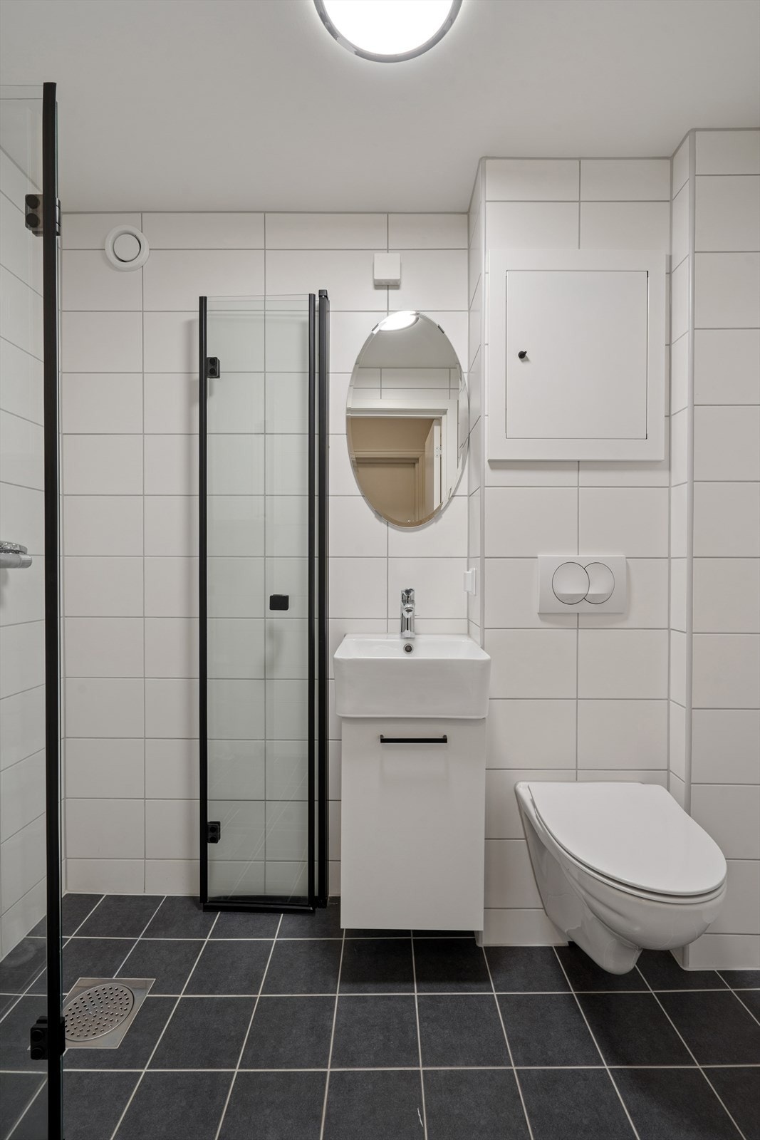 Badet er nytt fra 2024, renovert i regi av borettslaget med tidløse fliser. Galleribilde