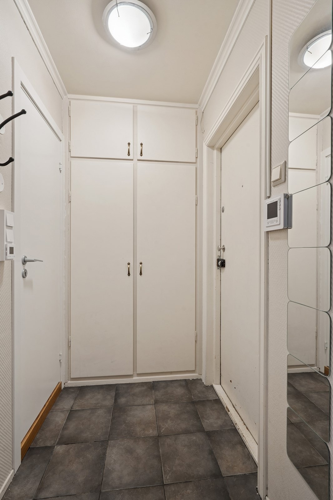 I inngangspartiet gir plassbygde skap god plass til oppbevaring. Galleribilde