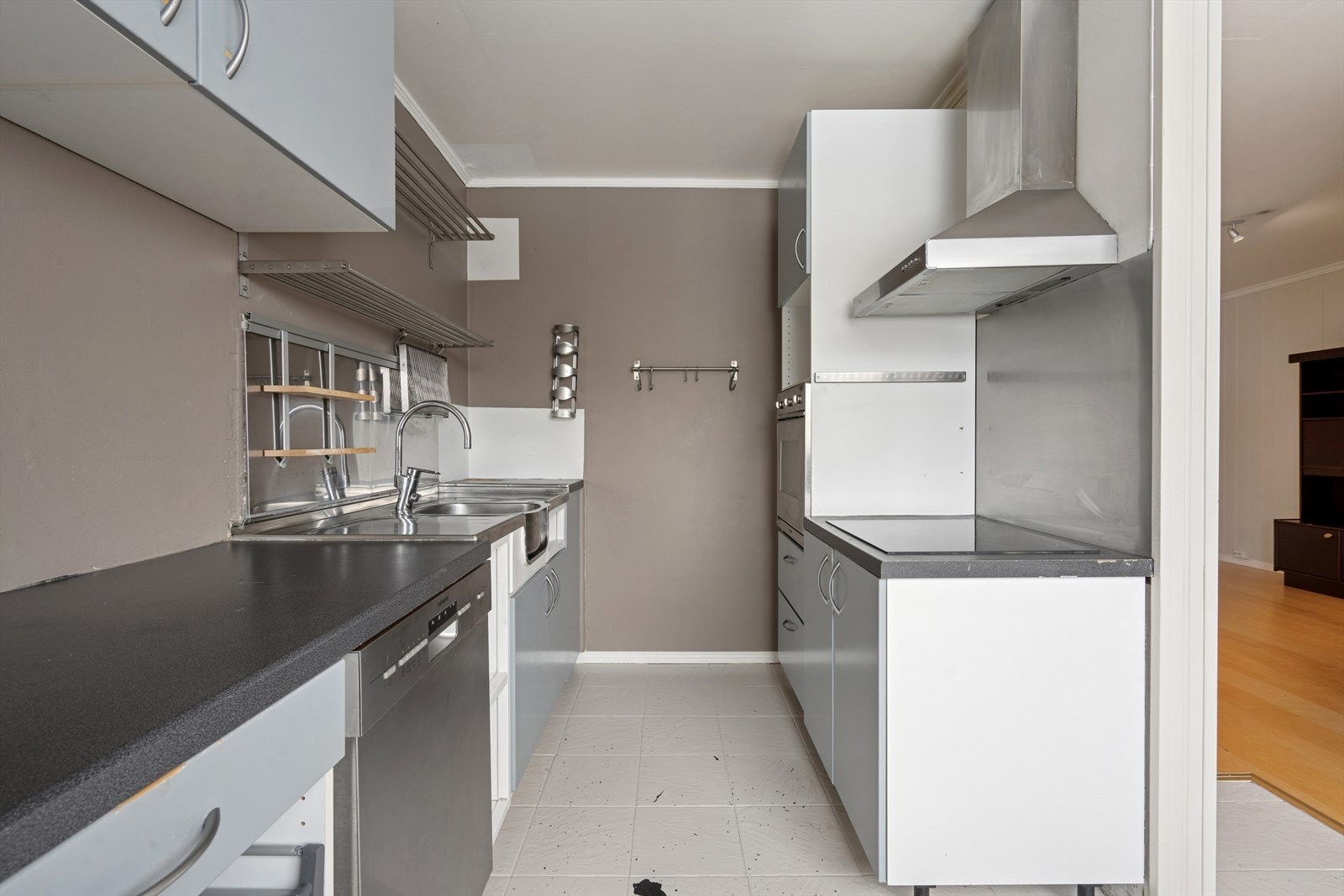 Kjøkkeninnredningen er utstyrt med integrert stekeovn, keramisk platetopp og oppvaskmaskin. Galleribilde