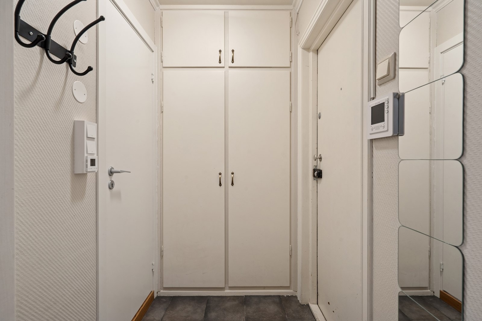 Entreen er flislagt og utstyrt med callinganlegg m/videofunksjon. Galleribilde