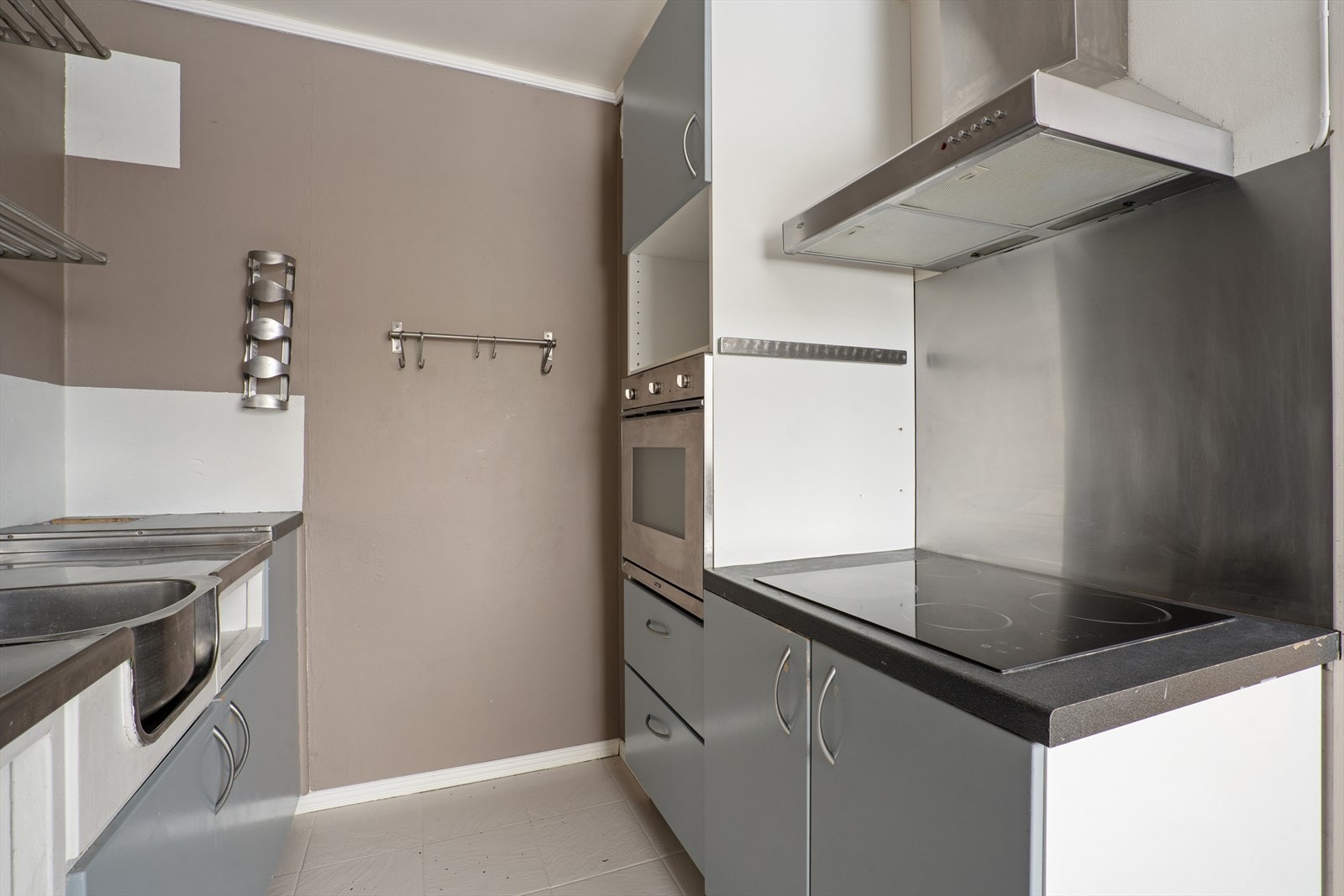 Over kokesonen er det en kullfilterventilator og stålplate på veggen. Galleribilde