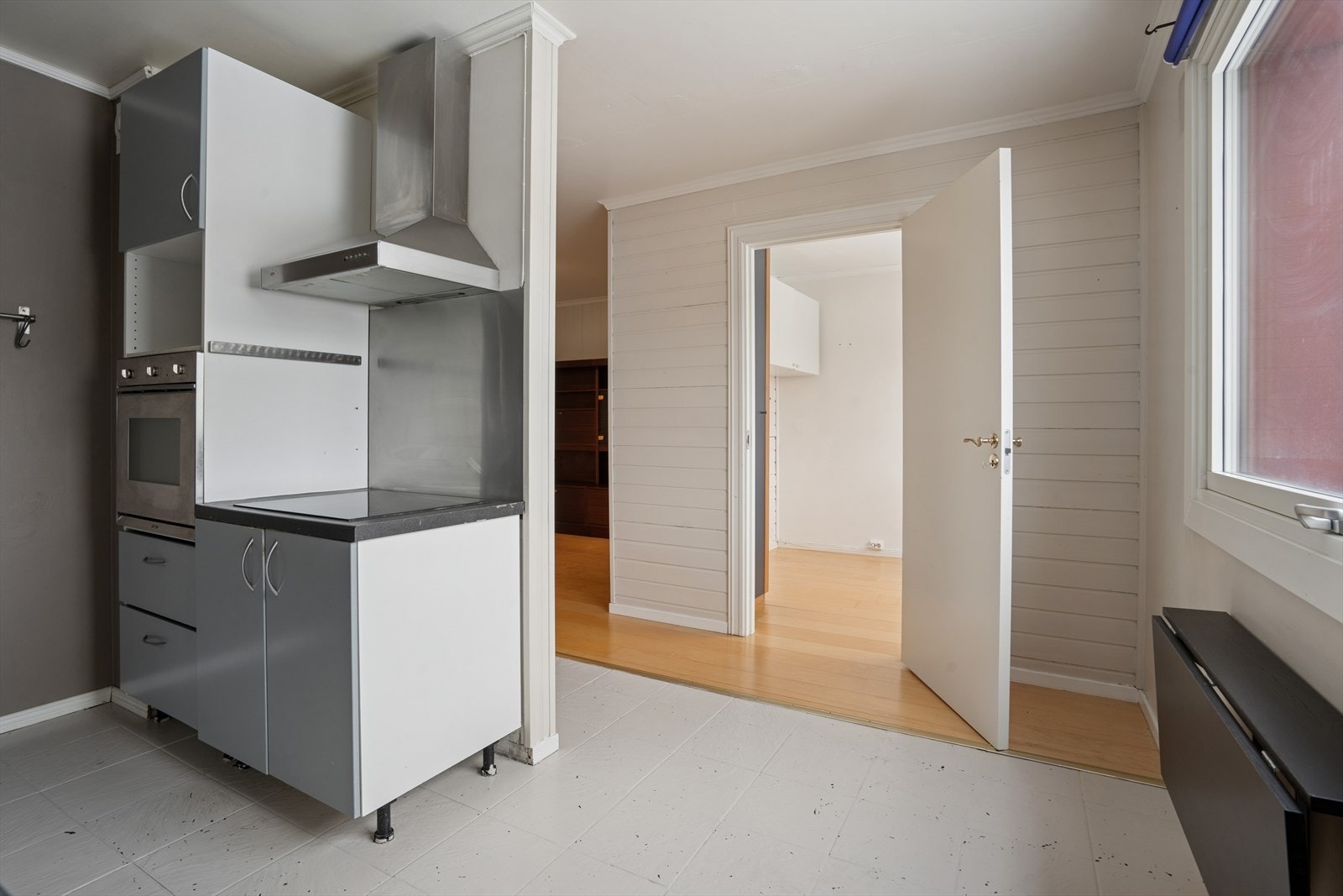 Kjøkkenet er praktisk plassert med alt man trenger for å lage et godt måltid. Galleribilde