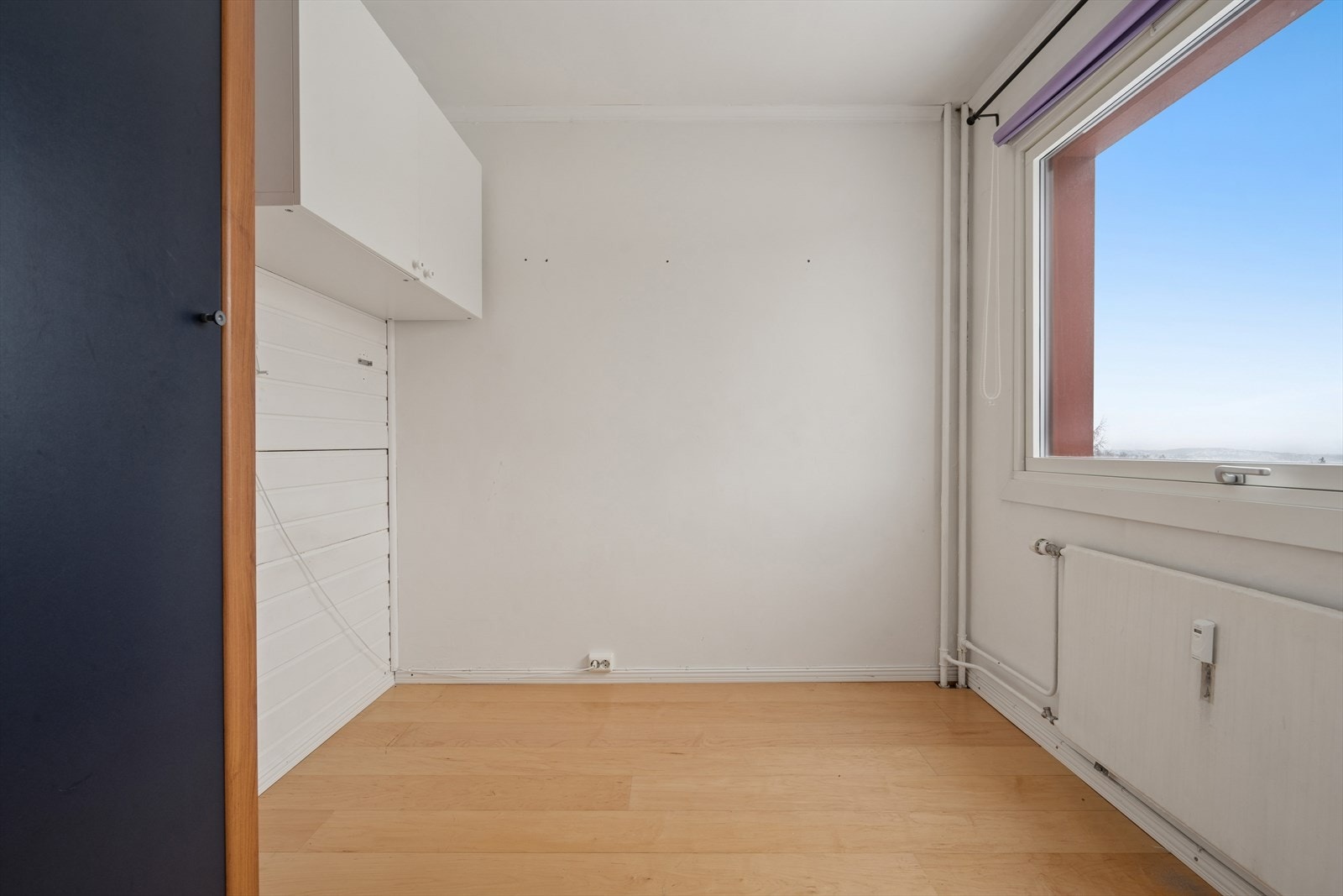 Soverommet har plass til seng og oppvarmes av en radiator tilknyttet fellesanlegget. Galleribilde