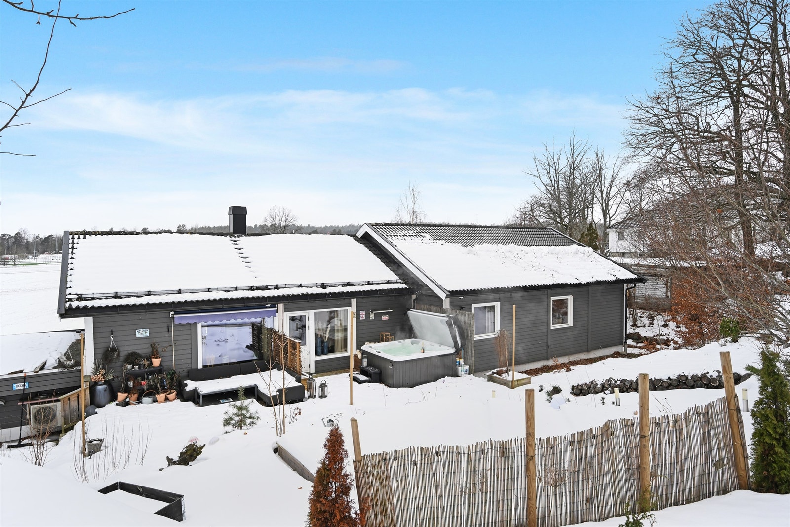 Område mot øst har flere plasser for sittegrupper. Perfekt for lek og moro, bål og grill! Galleribilde