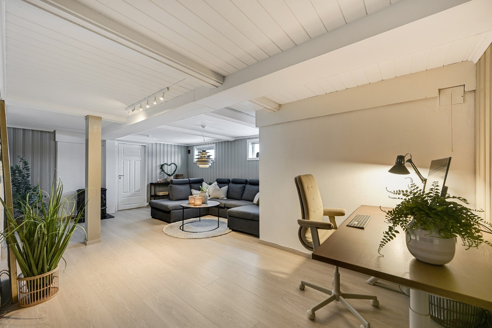 Kontor/kjellerstue (rommet er ikke godkjent for varig opphold). Ny parkett med varmefolie er lagt. Galleribilde