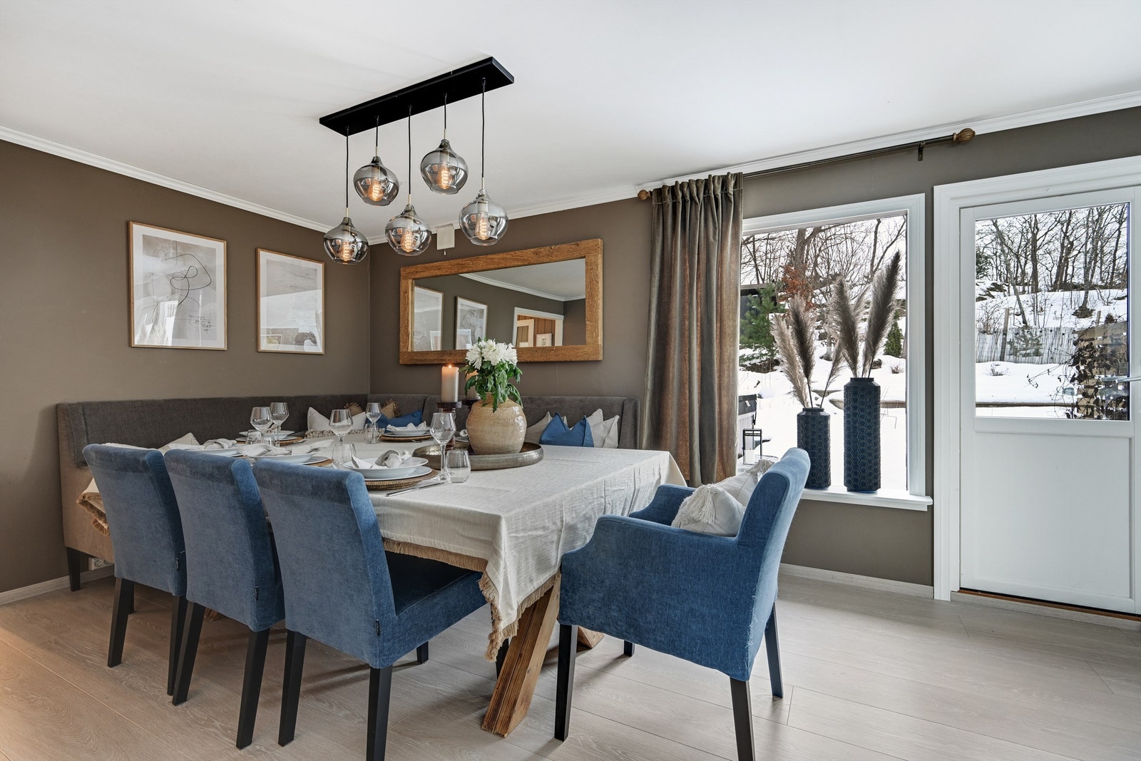 Romslig vinkelstue med utgang til terrasse mot øst. Galleribilde