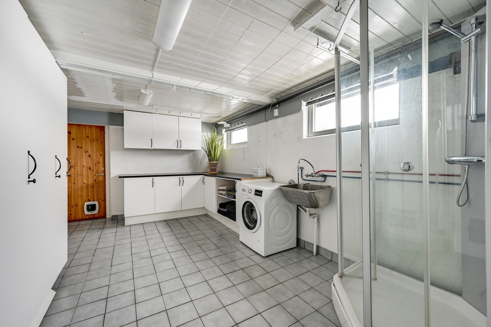 Stort vaskerom med dusj. Galleribilde