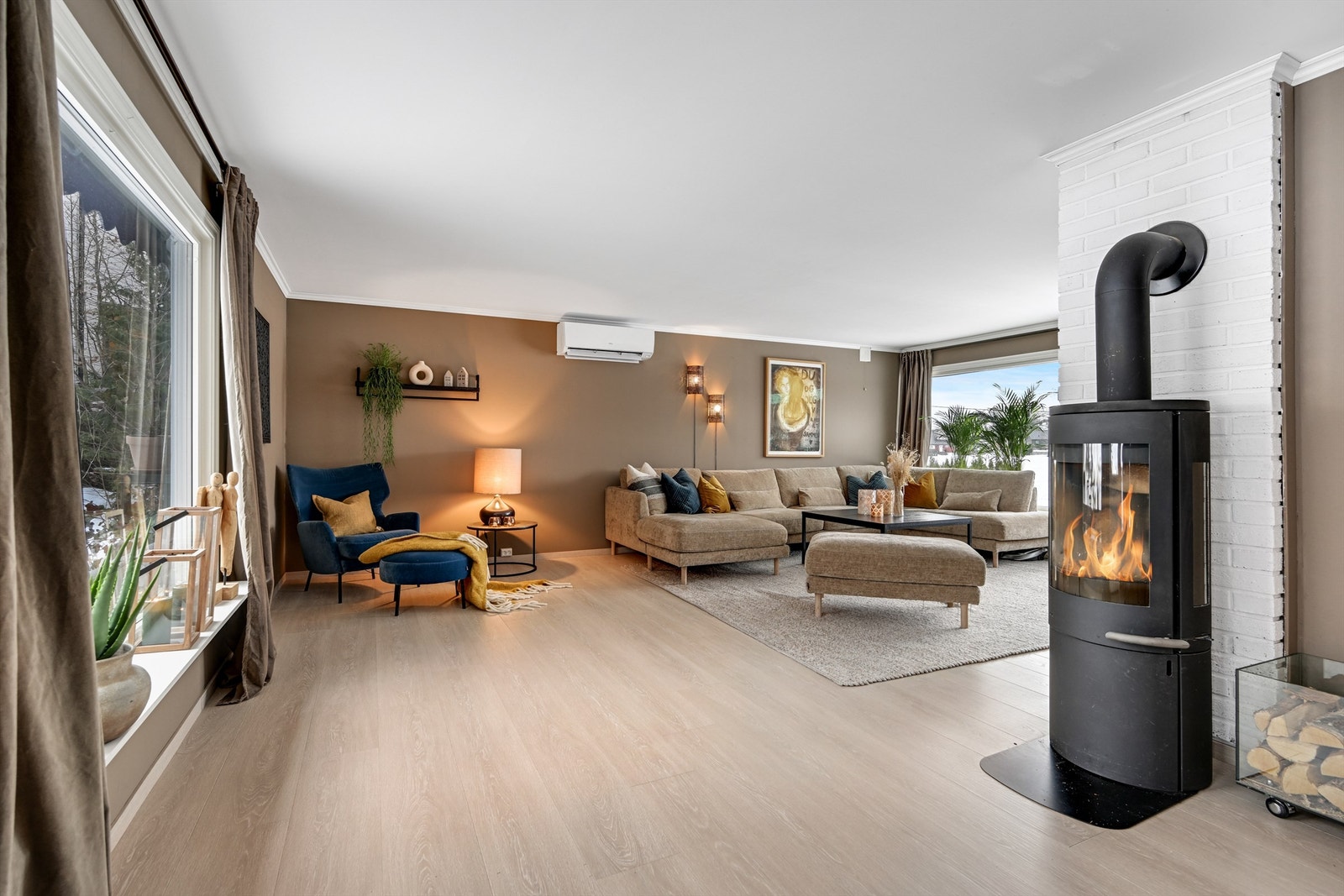 Stuen har ny enstavs eikeparkett og ny peis. Galleribilde