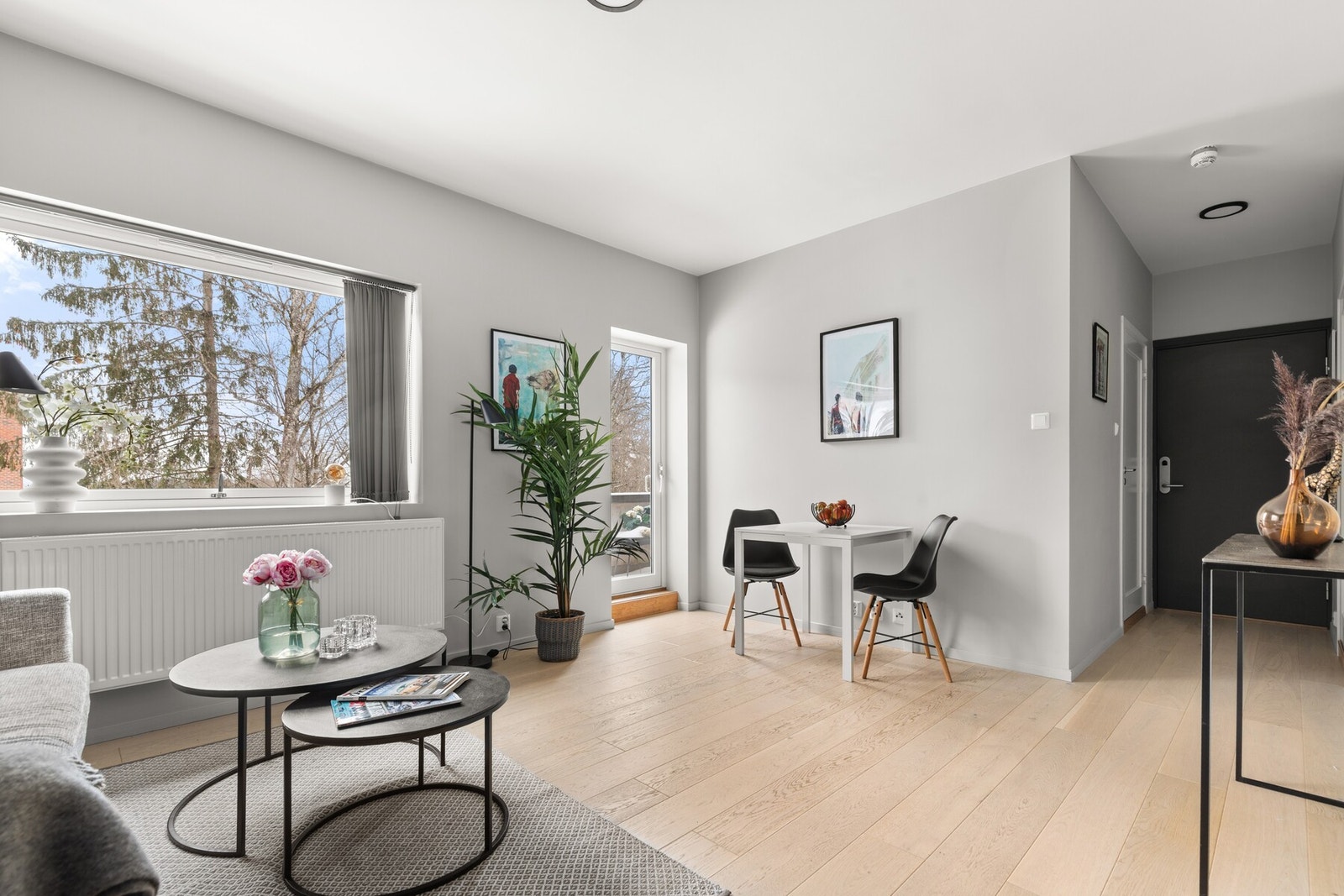 Store vindusflater tilfører rikelig med naturlig lys. Galleribilde