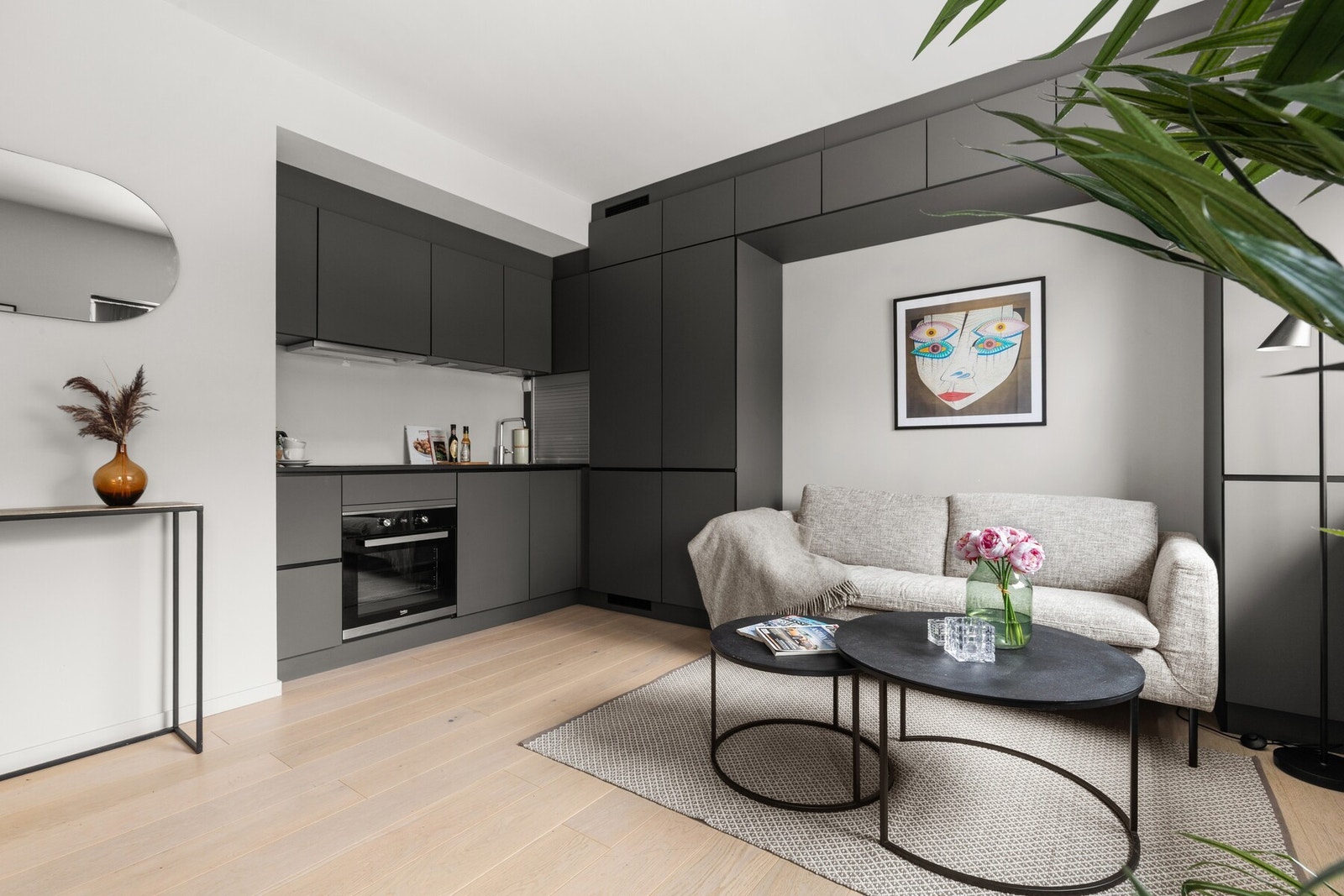 Integrerte hvitevarer som platetopp (induksjon), komfyr, oppvaskmaskin og kjøl- og fryseskap. Galleribilde