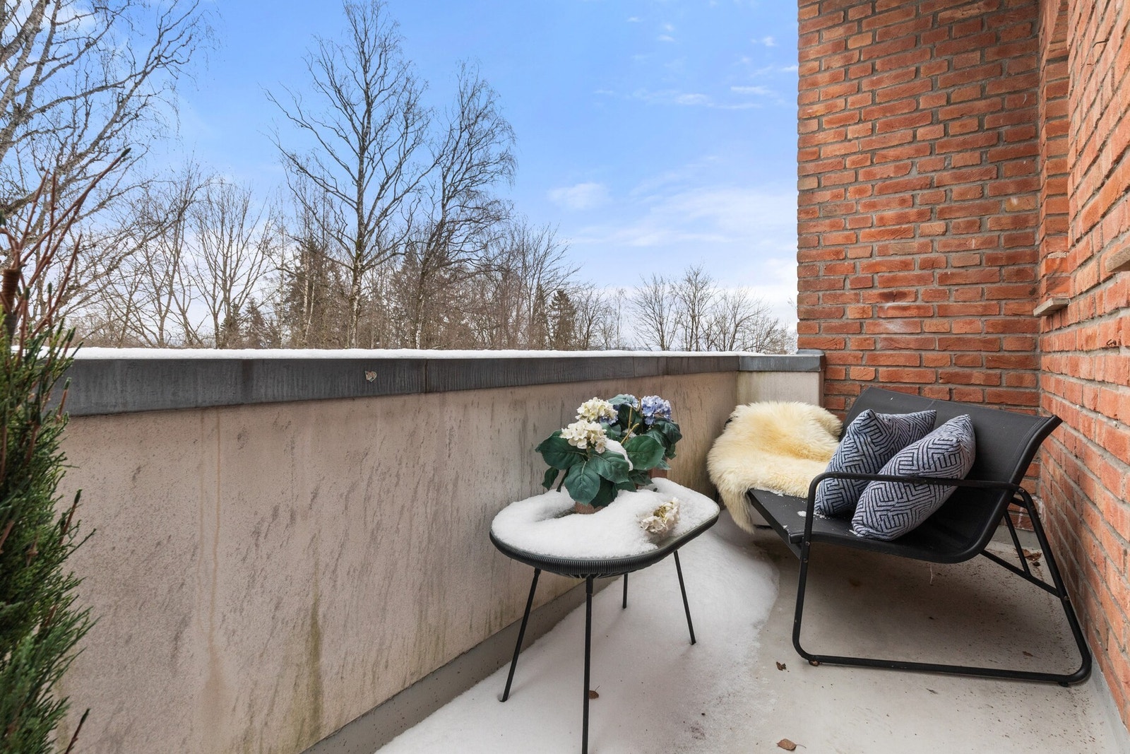 Hyggelig balkong på 4 kvm med plass til utemøbler. Galleribilde