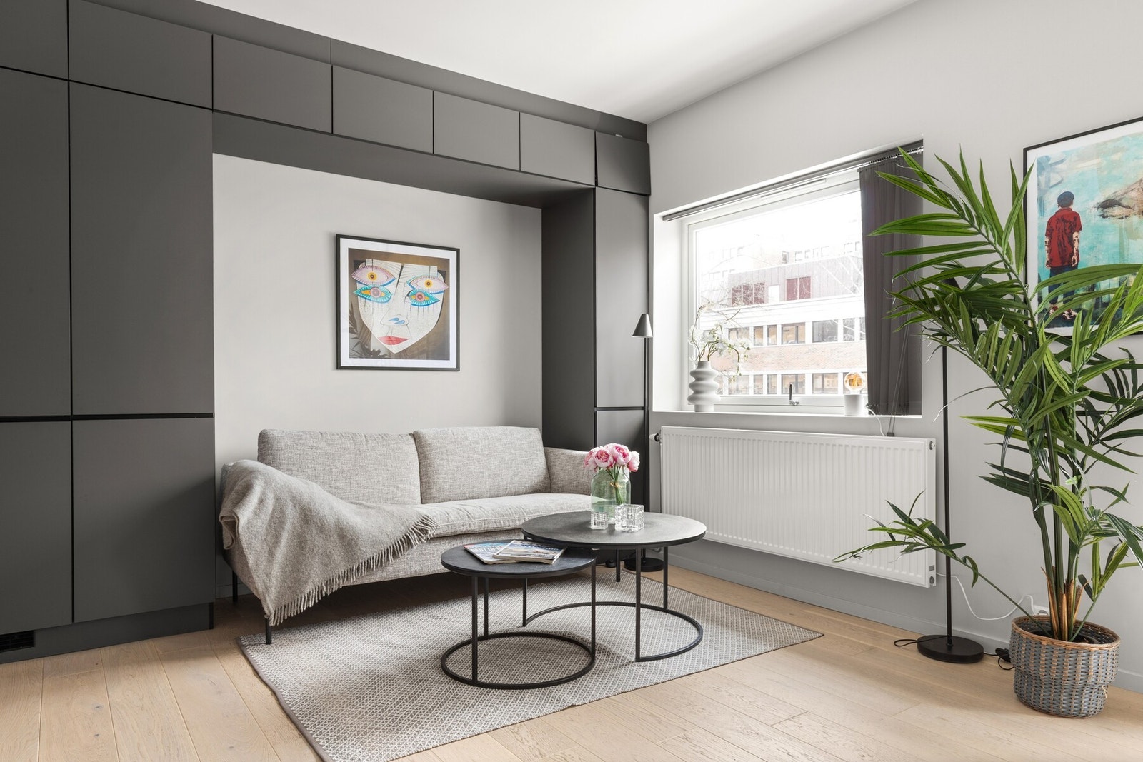 Smart skapløsning på vegg for optimalisering av lagringsplass. Galleribilde