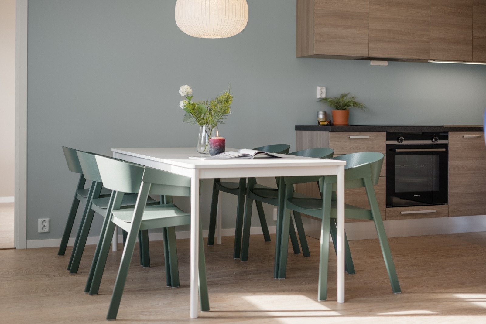 Bilder og illustrasjoner som er brukt i annonsen er fra flere ulike leilighetstyper i prosjektet. Materialer, inventar og fargevalg kan avvike. Galleribilde