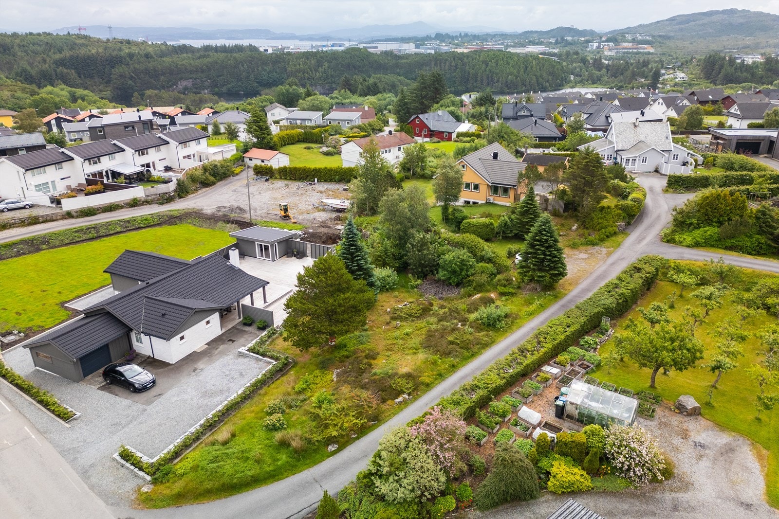 Det er kort vei til dagligvarebutikker, kollektivtransport og flotte turområder. 2 km til Ågotnes senter mede et bredt utvalg av butikker og servicetilbud. Galleribilde
