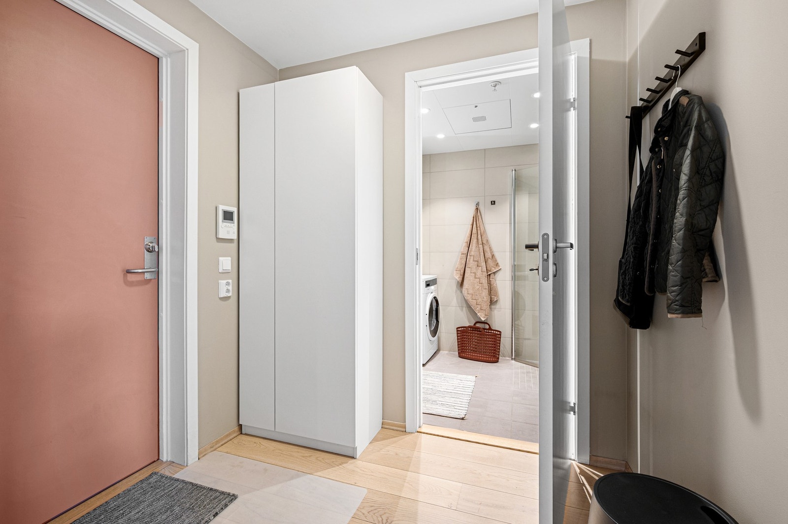 En romslig sportsbod på 5 kvm i kjeller følger med leiligheten, ideell til ekstra oppbevaring. Galleribilde