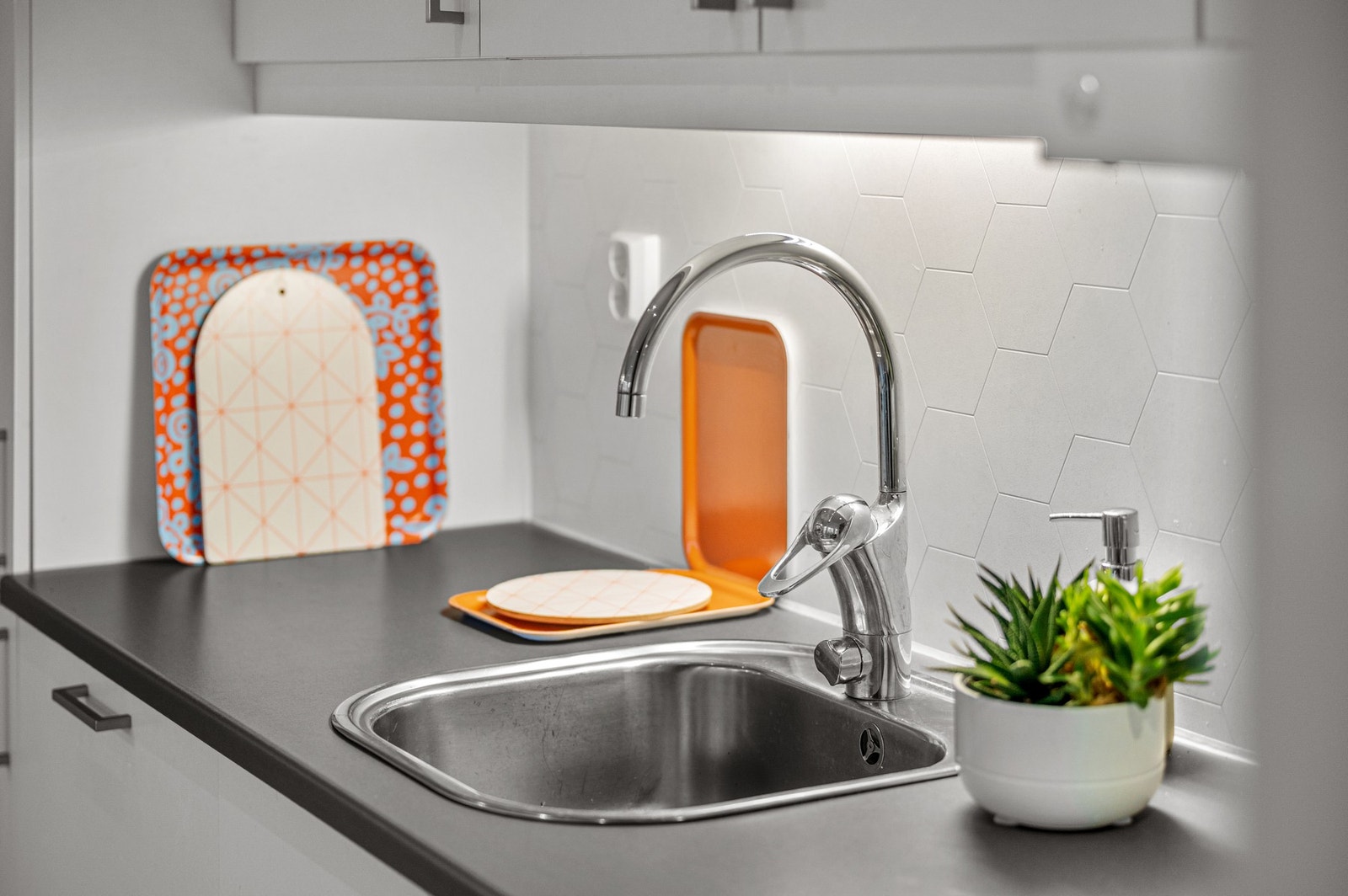 Integrerte hvitevarer som platetopp, stekeovn, kjøl/fryseskap og oppvaskmaskin medfølger i handelen. Galleribilde