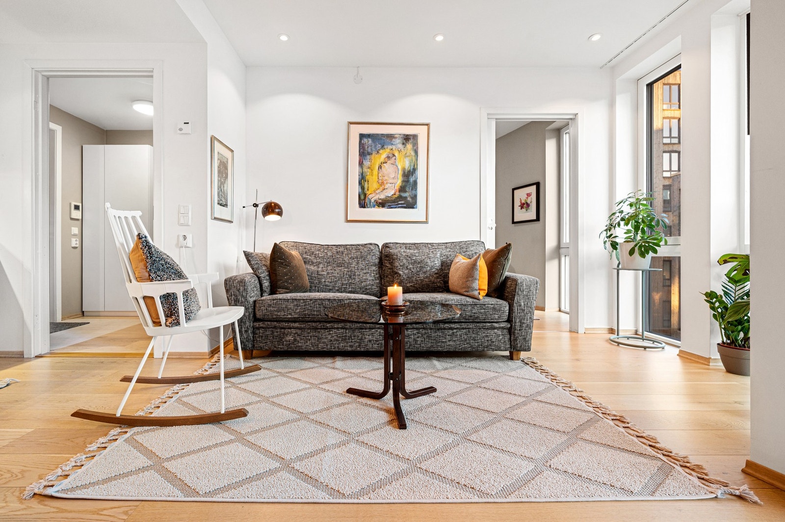 Leiligheten har downlights i tak og godt med naturlig lys, noe som skaper en luftig og innbydende følelse. Galleribilde