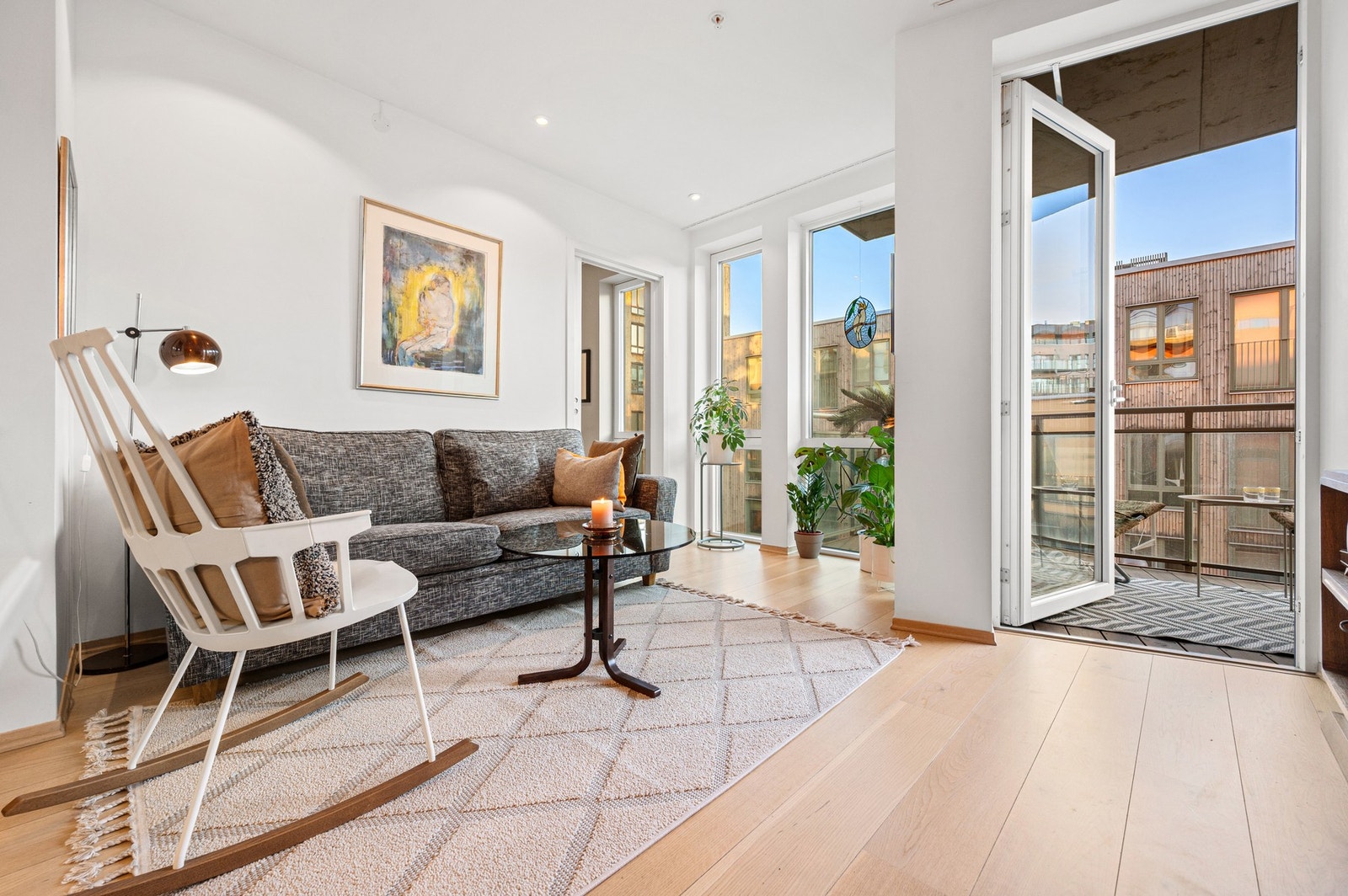 Stue og kjøkken er samlet i en åpen løsning på 16,6 kvm, som gir effektiv arealutnyttelse og fleksible møbleringsmuligheter. Fra stuen er det direkte utgang til en herlig balkong. Galleribilde