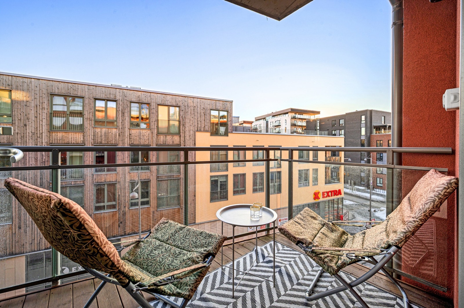 Balkong på 4,9 kvm med god plass til ønsket sittegruppe. Galleribilde