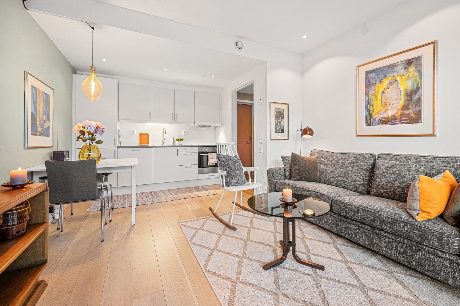 Bygget ble oppført i 2021 og holder med det en svært god standard. Her har du alt du kan forvente av moderne fasiliteter som balansert ventilasjon, heisadkomst og vannbåren gulvvarme. Galleribilde