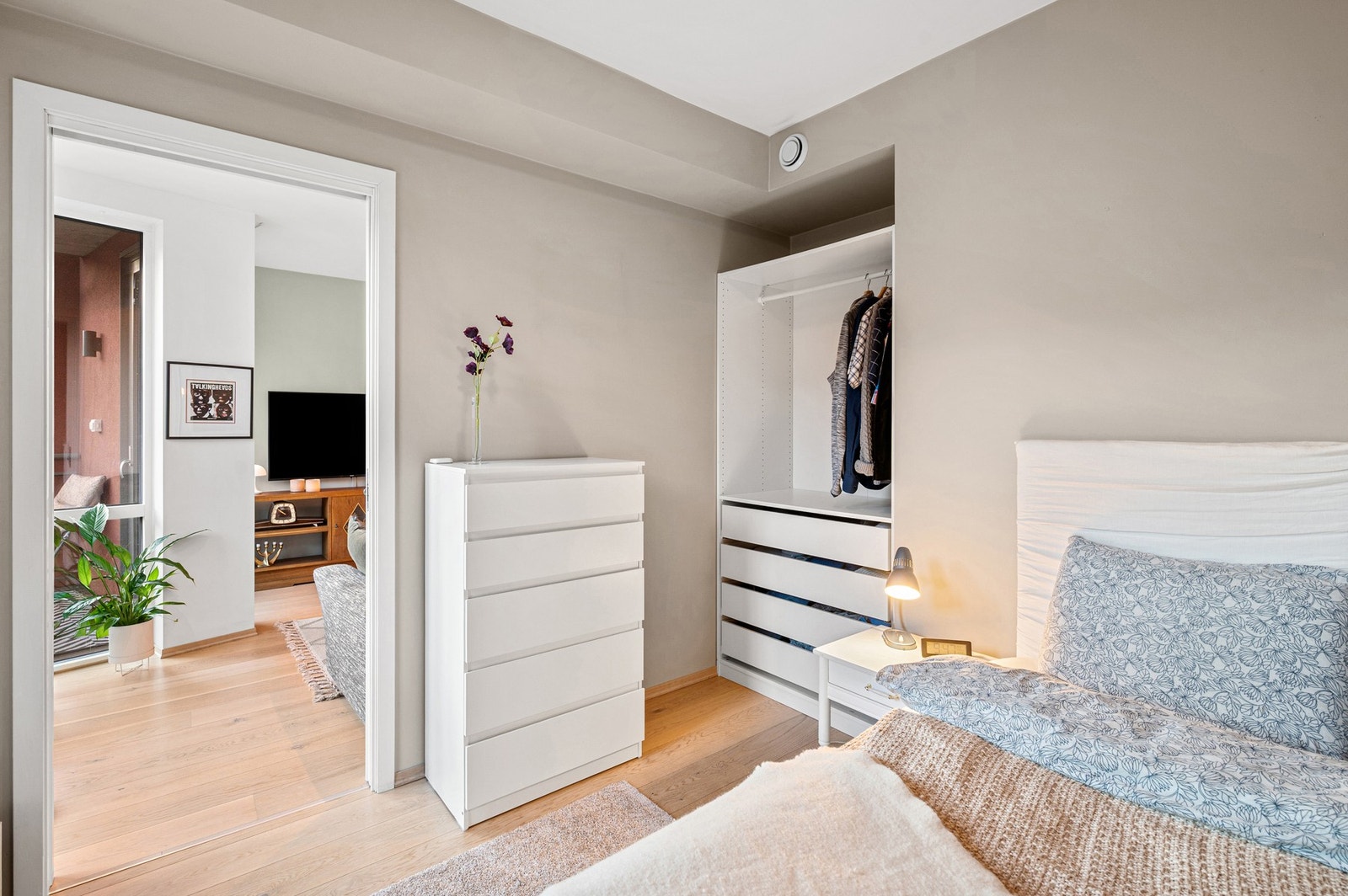 Soverommet har et praktisk innhuk til garderobeskap, som medfølger handelen. Galleribilde