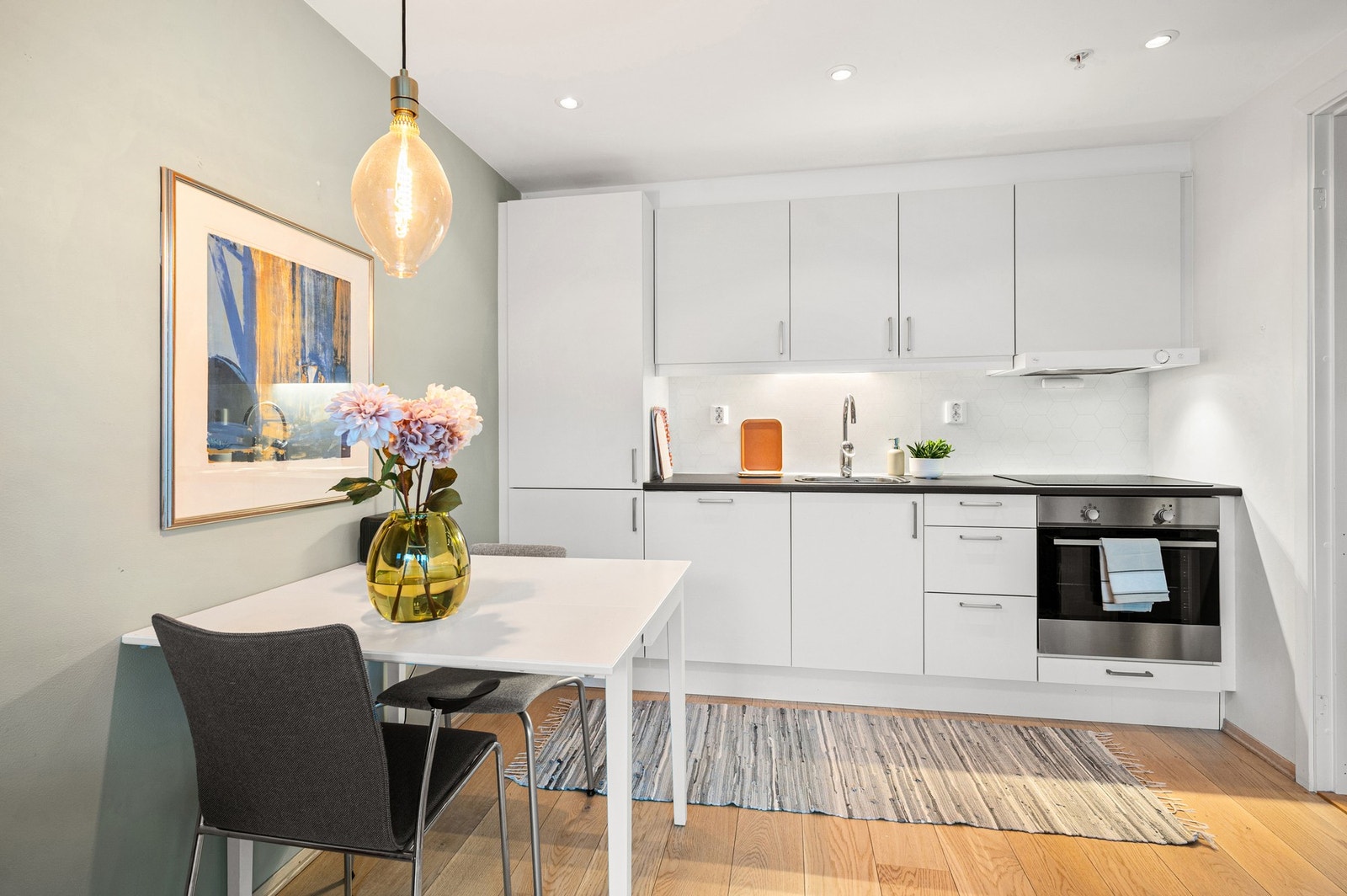 Tidløst og pent kjøkken med god plass til etablering av hyggelig spisebord. Galleribilde