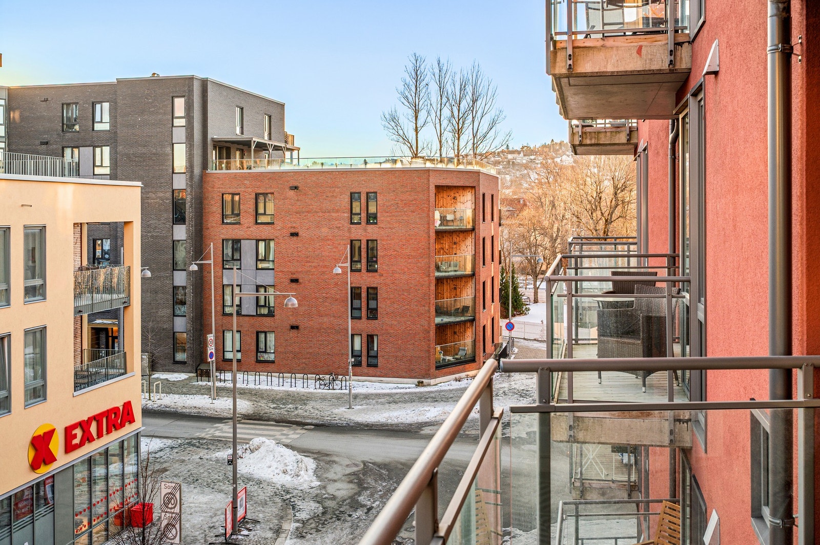 Et steinkast fra leiligheten finner du dagligvarebutikkene Coop Extra og Kiwi. Galleribilde