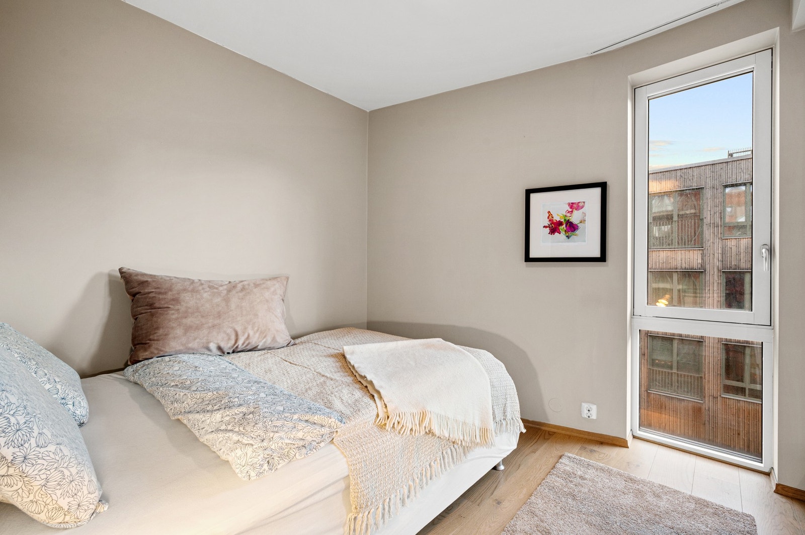 Her er det god plass til dobbeltseng. Galleribilde