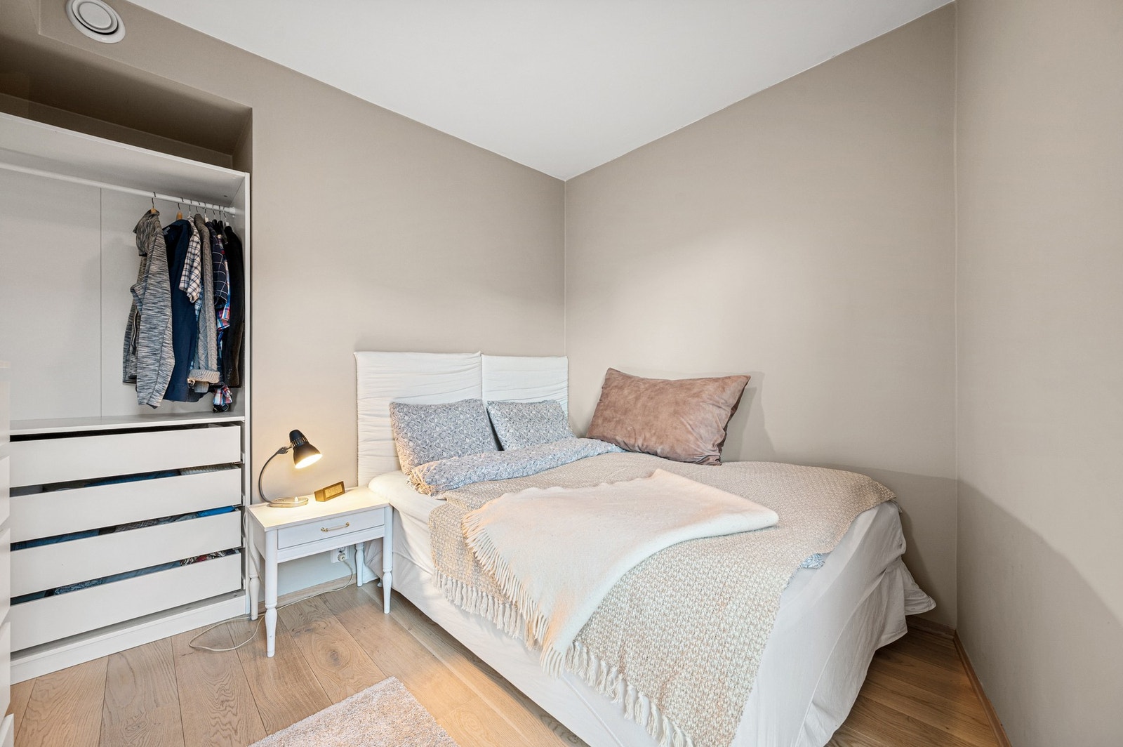 Soverom på 8,3 kvm som gir gode møbleringsmuligheter. Galleribilde