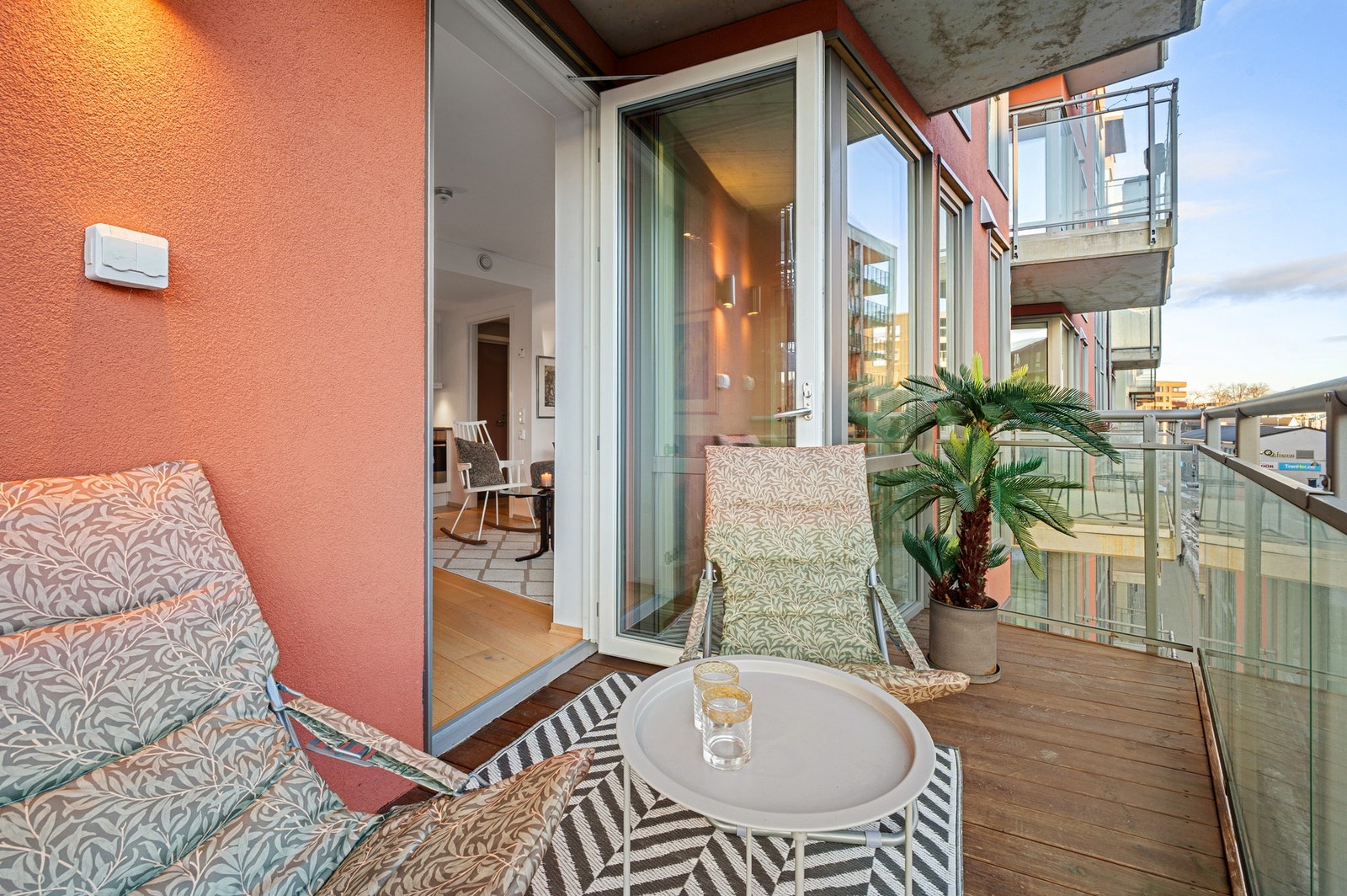 Balkongen er utstyrt med dobbelt stikkontakt og utebelysning, som gir økt komfort og bruksmuligheter. Galleribilde