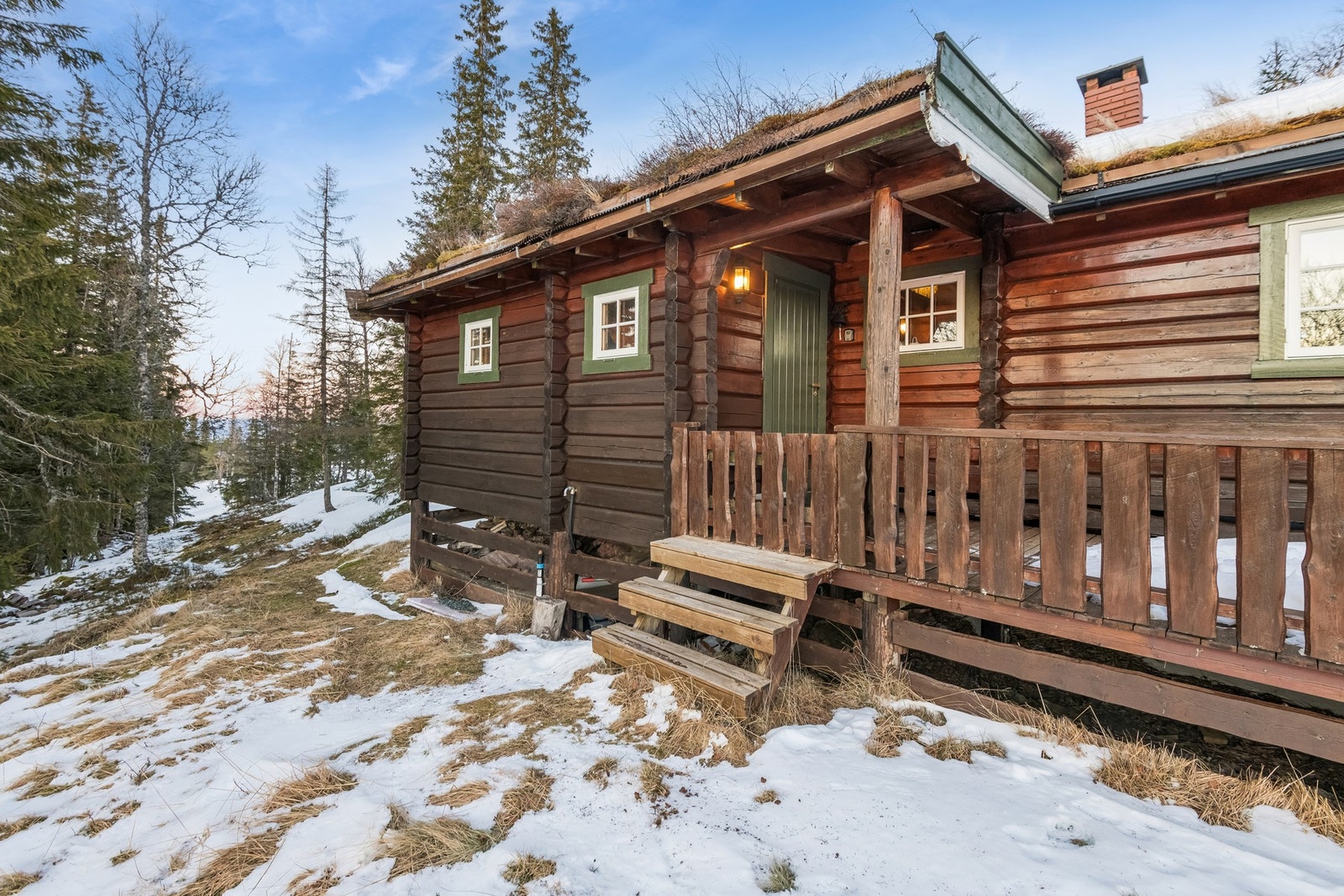 Terrassen som omkranser hytta skaper naturlig flere soner. Galleribilde