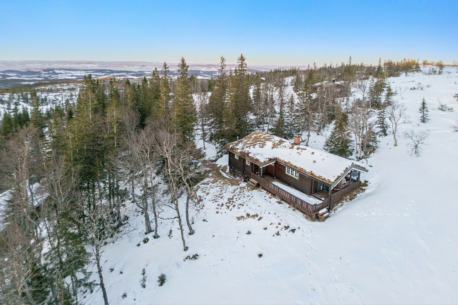 Hytten ligger fint og skjermet til i terrenget og er et ypperlig utgangspunkt for rekreasjon. Galleribilde