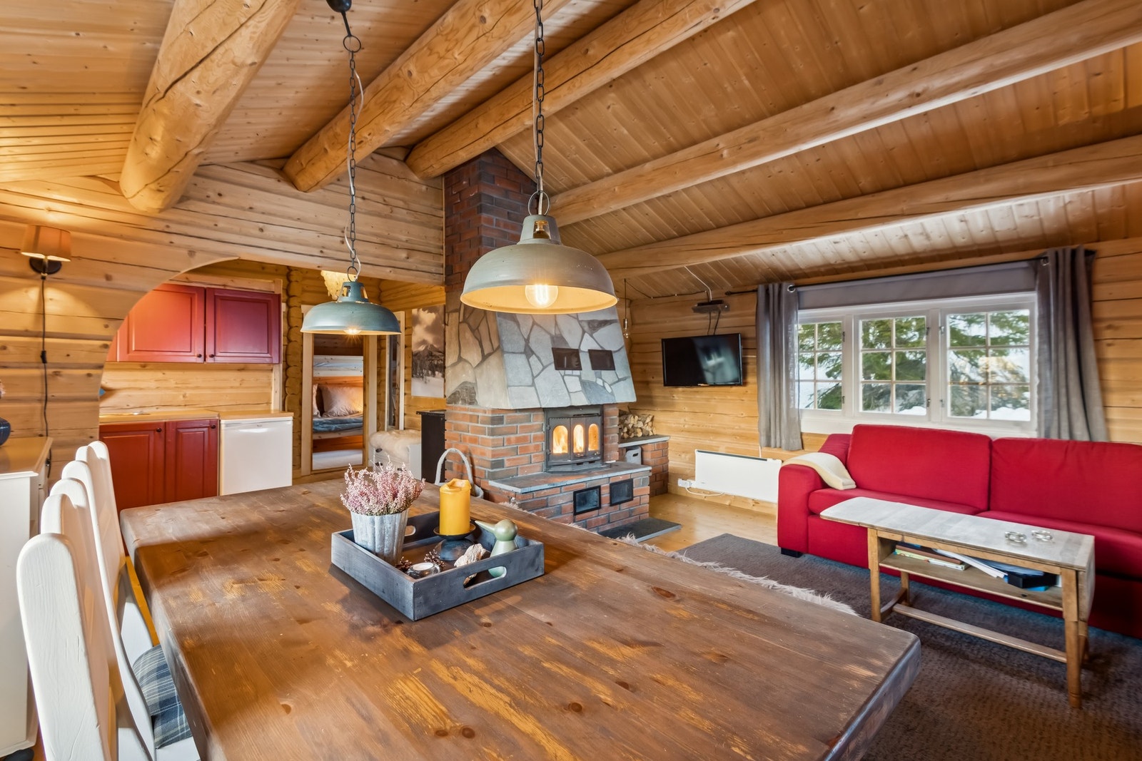 Hytta holder en gjennomgående god standard, og har god takhøyde på stuen. Galleribilde