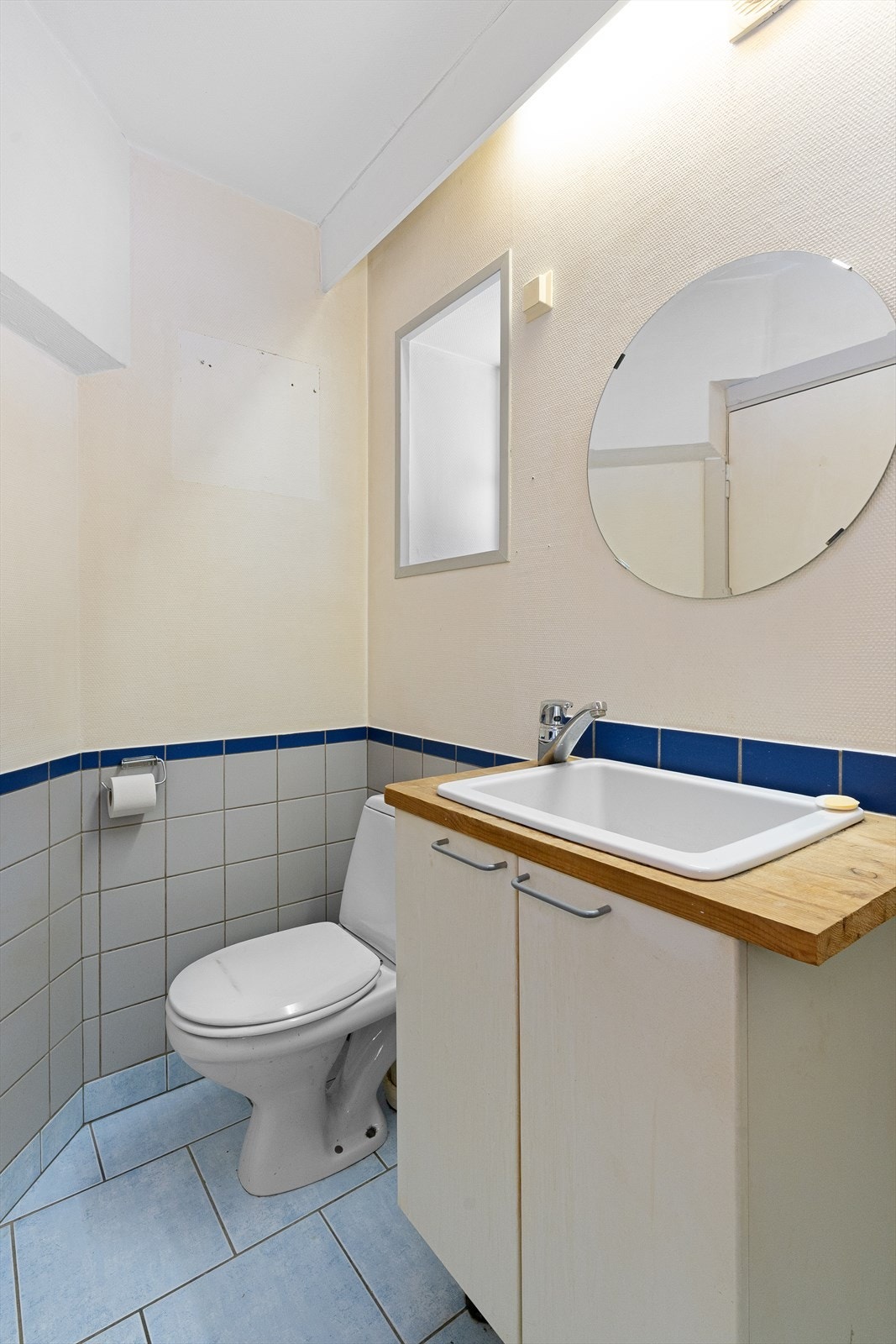 Toalettromet inneholder klosett og vask med innredning. Galleribilde