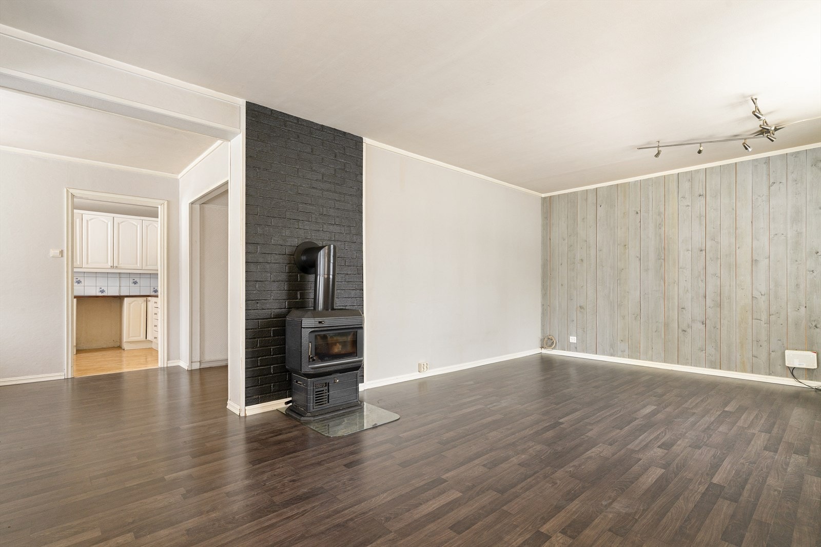 Peis sentralt plassert i rommet, perfekt for kalde vinterkvelder. Galleribilde