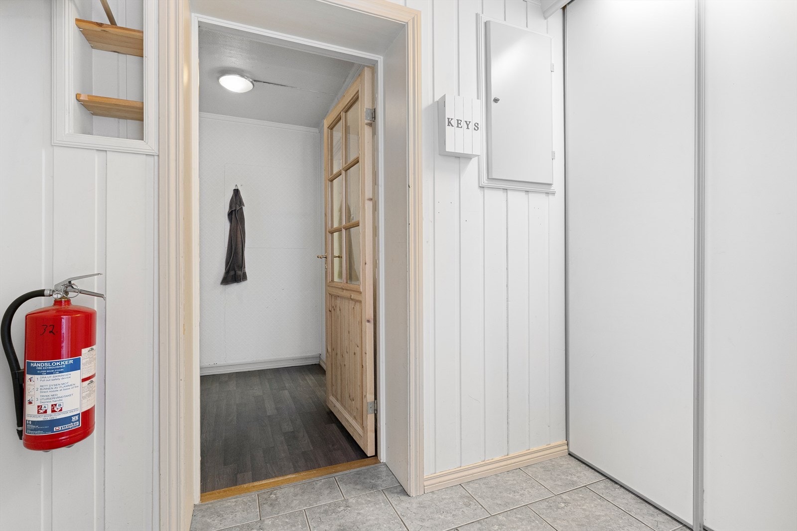 Romslig entré med praktisk skyvedørsgarderobe. Galleribilde